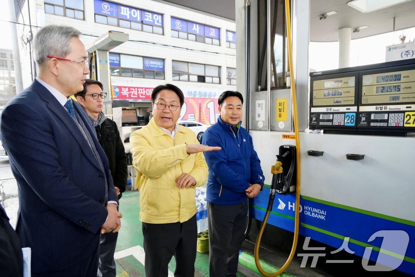 본문 이미지 - 강기정 광주광역시장이 12일 북구의 한 주유소를 방문해 석유류 판매 가격과 수급현황을 살펴보고 있다. (광주광역시 제공. 재판매 및 DB금지) 2026.3.12 ⓒ 뉴스1 