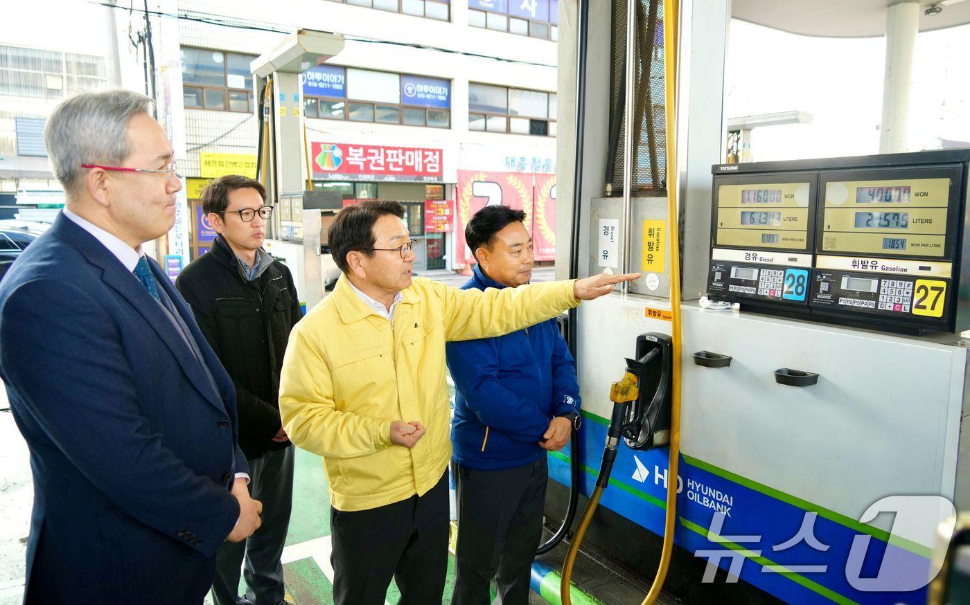 본문 이미지 - 강기정 광주광역시장이 12일 북구의 한 주유소를 방문해 석유류 판매 가격과 수급현황을 살펴보고 있다. (광주광역시 제공. 재판매 및 DB금지) 2026.3.12 ⓒ 뉴스1 