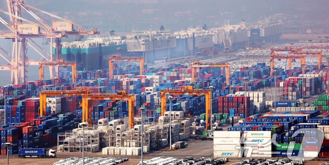 본문 이미지 - 도널드 트럼프 미국 행정부가 한국, 일본, 중국, 유럽연합(EU) 등 16개 주요 경제주체를 대상으로 '무역법 301조'를 근거로 한 불공정 무역 관행 조사를 개시했다. 지난달 미 연방대법원이 국제비상경제권한법(IEEPA)에 근거해 부과한 상호관세가 위법하다고 판결한 데 따른 트럼프 행정부의 대응 조치로 이번 조사 결과를 바탕으로 주요 교역국에 상호관세를 대체할 관세를 부과할 것으로 예상된다. 사진은 12일 경기 평택시 포승읍 평택항의 모습. 2026.3.12 ⓒ 뉴스1 김영운 기자