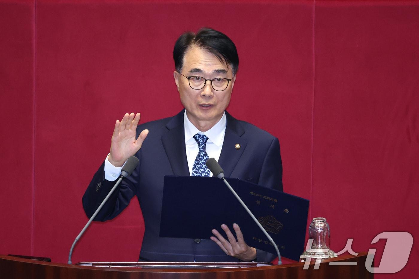본문 이미지 - 정을호 전 더불어민주당 의원의 의원직 사퇴로 비례대표 의원직을 승계받은 김준환 의원이 지난 3월 12일 서울 여의도 국회에서 열린 제433회국회(임시회) 제1차 본회의에서 의원 선서를 하고 있다. 2026.3.12 ⓒ 뉴스1 신웅수 기자