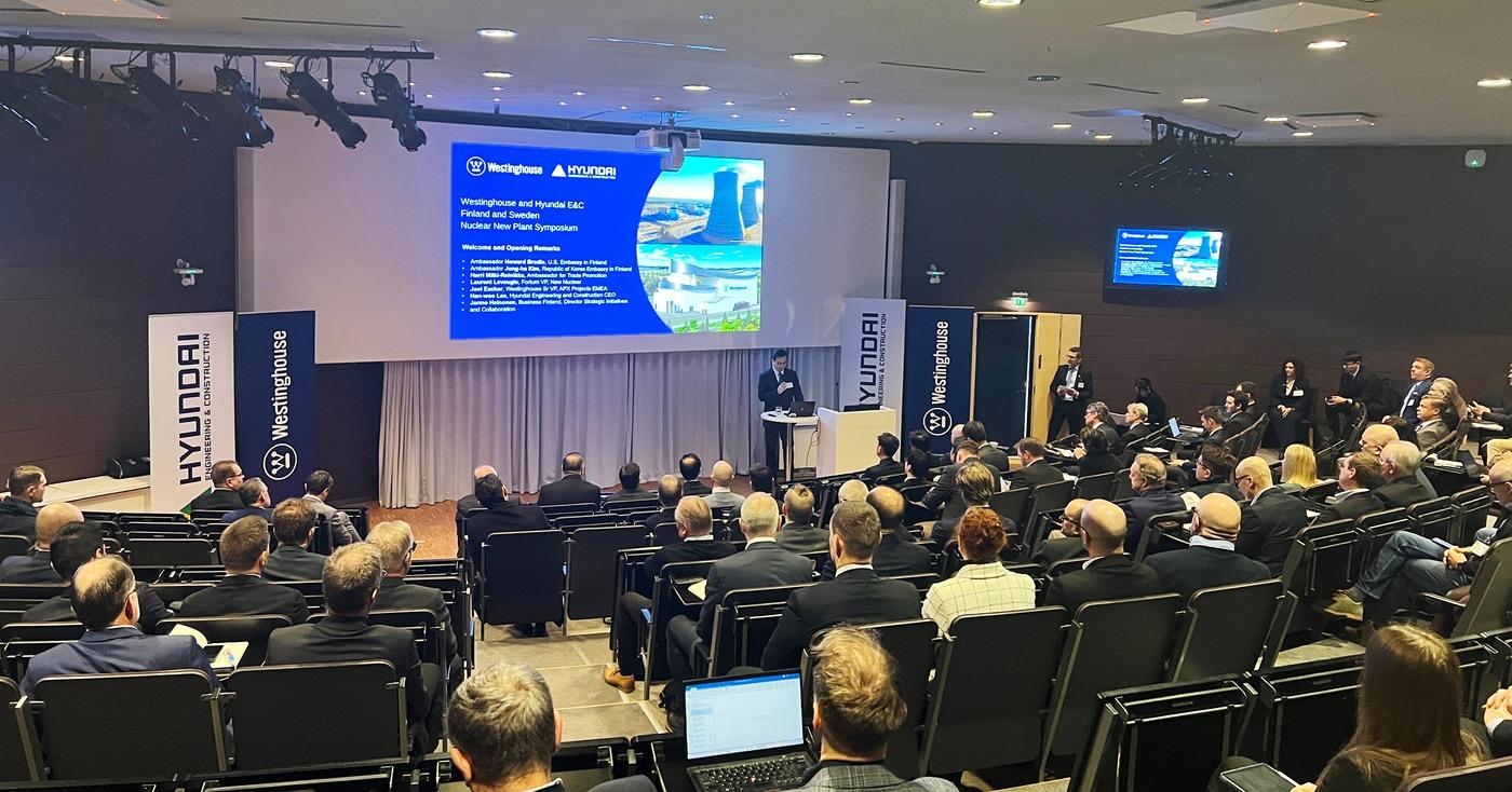 본문 이미지 - 필란드 헬싱키의 비즈니스 핀란드 본사에서 개최된 란드·스웨덴 신규 원전 건설 심포지엄에서 이한우 현대건설 대표이사가 개회사를 하고 있다. (현대건설 제공) 뉴스1ⓒ news1  