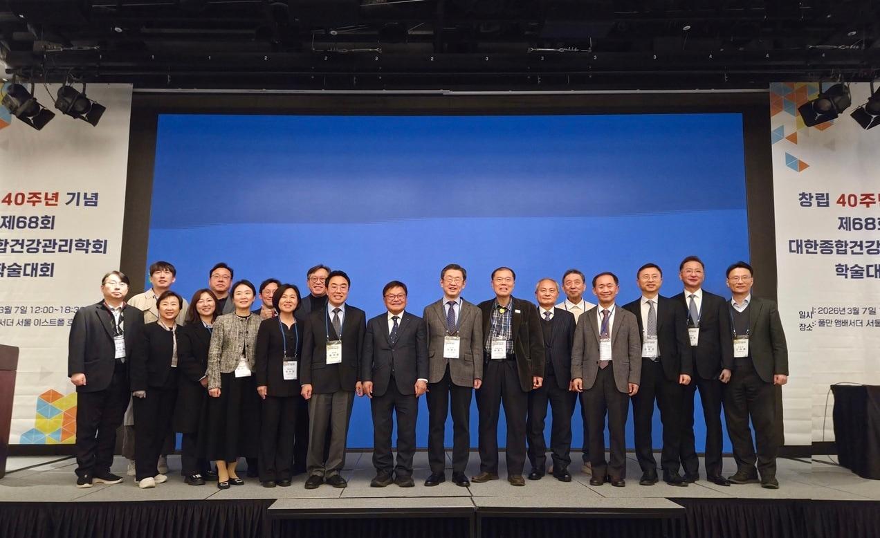 본문 이미지 - 남봉길 회장(가운데 왼쪽)과 대한종합건강관리학회 임원진이 시상식 후 기념사진을 찍고 있다.(한국팜비오 제공)/뉴스1