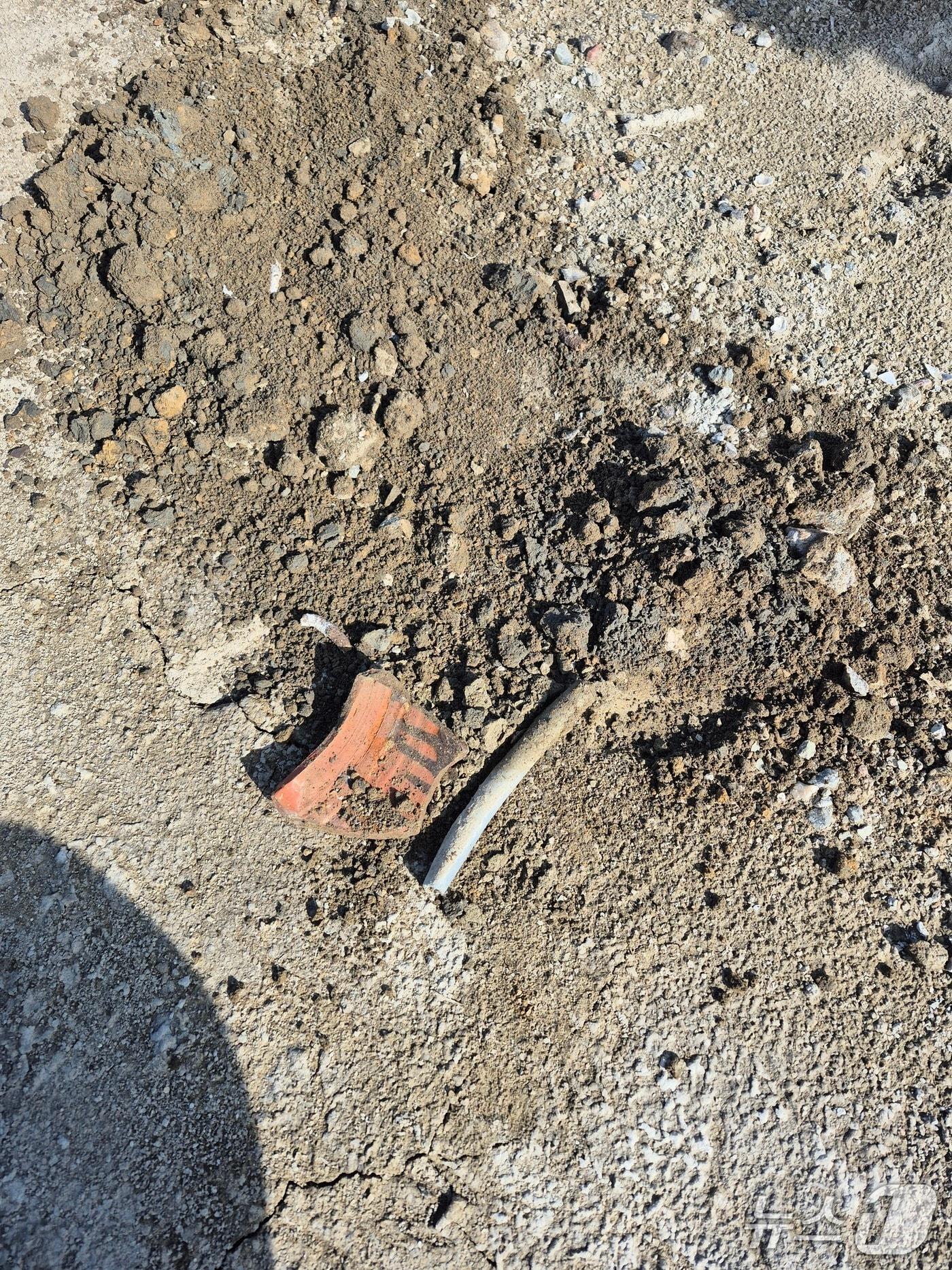 본문 이미지 - 화성지역 농지에 공사 현장 배출물이 섞인 모습. (화성서부경찰서 제공. 재판매 및 DB 금지) 2026.3.12/뉴스1