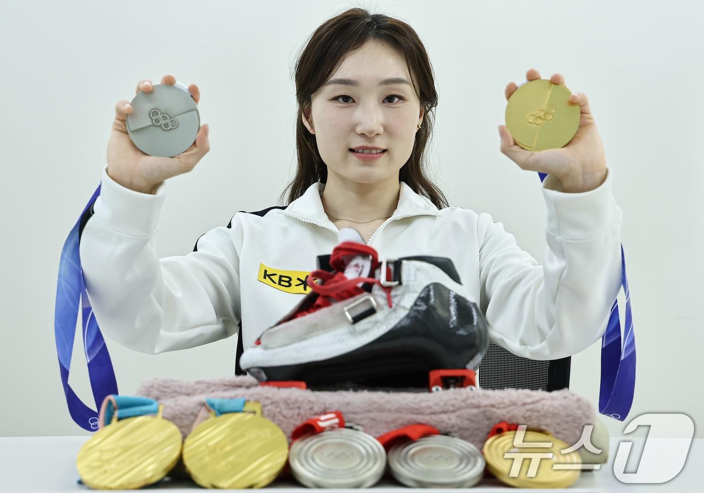 본문 이미지 - 쇼트트랙 최민정이 12일 서울 강남구 올댓스포츠에서 뉴스1과 인터뷰에 앞서 세 번의 동계 올림픽에서 차지한 메달과 함께 포즈를 취하고 있다. 2026.3.12 ⓒ 뉴스1 김도우 기자