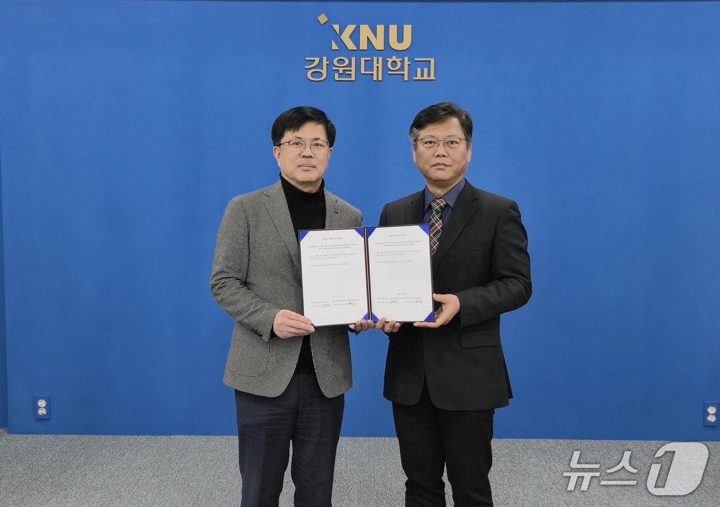 본문 이미지 - 전국국공립대학교수노동조합 강원대지회와 강원대학교, 첫 단체협약 체결.(강원대 교수 노조 제공, 재판매 및 DB금지)