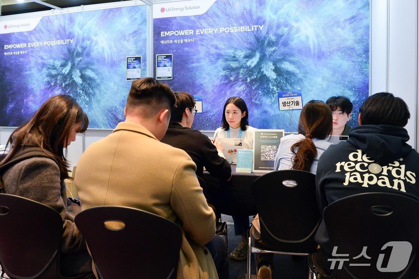 본문 이미지 - LG에너지솔루션이 서울 강남 코엑스에서 지난 12일부터 이틀간 진행한 채용 설명회 '배터리 잡페어 2026'에서 취업 준비생들이 선배 사원과 1대 1 멘토링을 받는 모습(LG에너지솔루션 제공). 2026.3.13.
