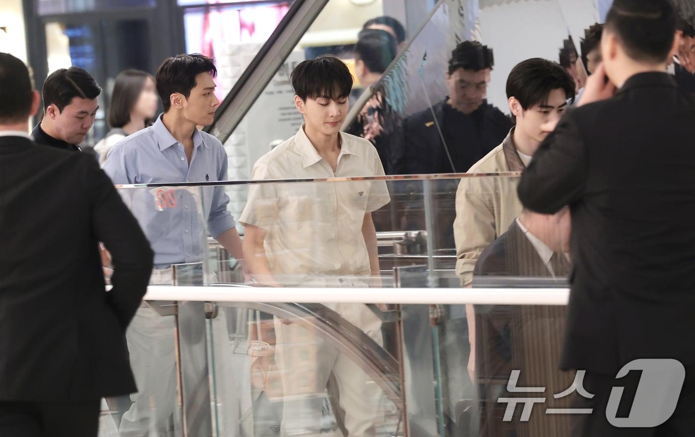 본문 이미지 - 엔하이픈 정원, 성훈, 제이가 12일 서울 송파구 롯데백화점 잠실점 에비뉴엘에서 열린 ‘프라다 화이트 썬(Prada White Sun)’ 오픈 행사를 마친 뒤 이동하고 있다.. 2026.3.12 ⓒ 뉴스1 권현진 기자