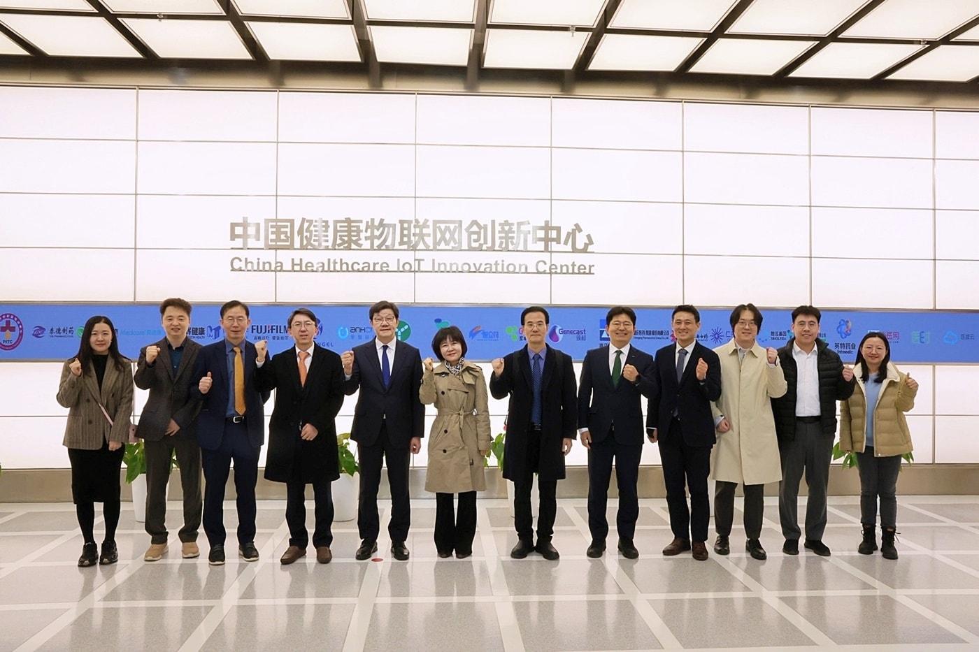 본문 이미지 - 중국 우시 혁신허브 캠퍼스에서 대표단이 현지 관계자들과 기념촬영을 하고 있다. (한국제약바이오협회 제공)