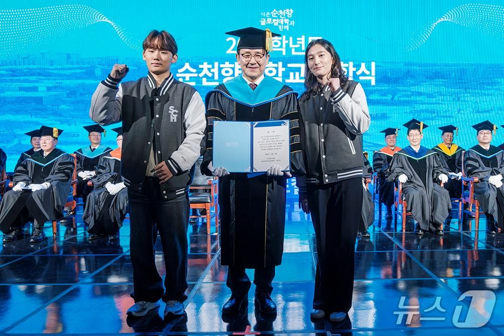 본문 이미지 - 순천향대 국제대학 신입생이 입학식에서 기념 촬영하고 있다. (순천향대 제공. 재판매 및 DB금지)