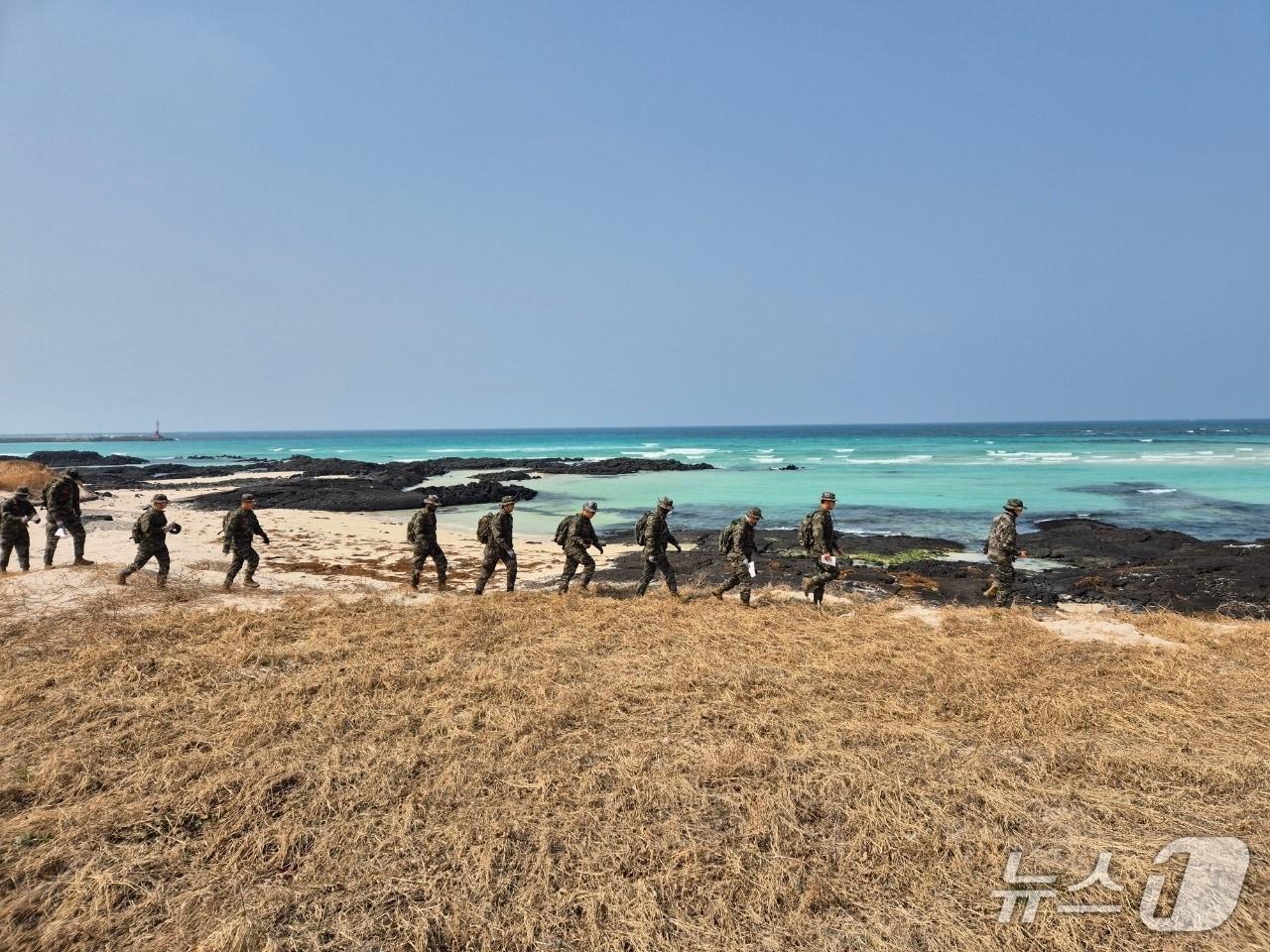본문 이미지 - 합동 수색 모습(제주해양경찰청 제공. 재판매 및 DB금지)/뉴스1