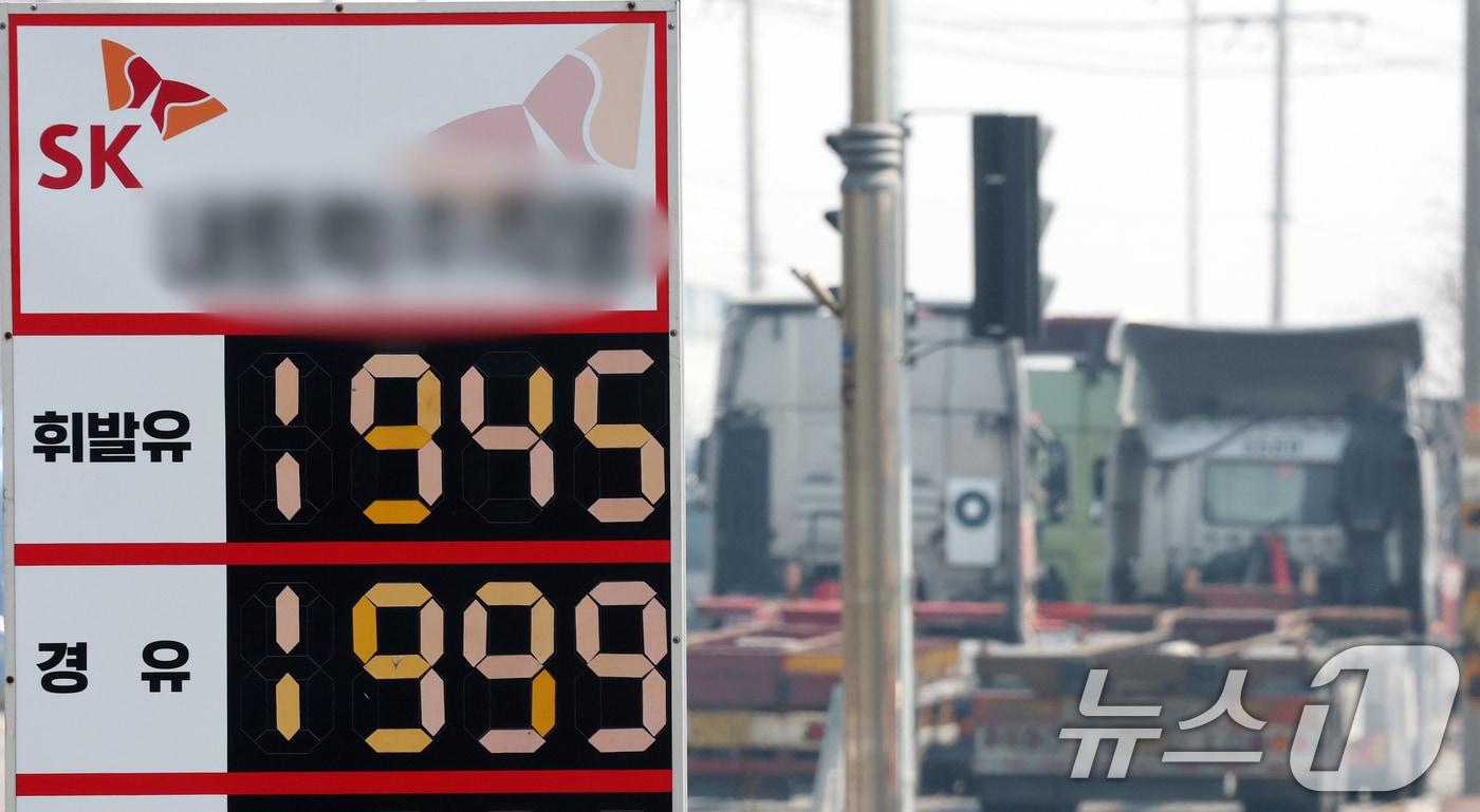 본문 이미지 - 정부가 이번주 안으로 석유 최고가격제 시행을 앞두고 있는 가운데 12일 경기 평택시 포승읍 평택항 인근 주유소에 유류 가격이 표시돼 있다. 2026.3.12 ⓒ 뉴스1 김영운 기자