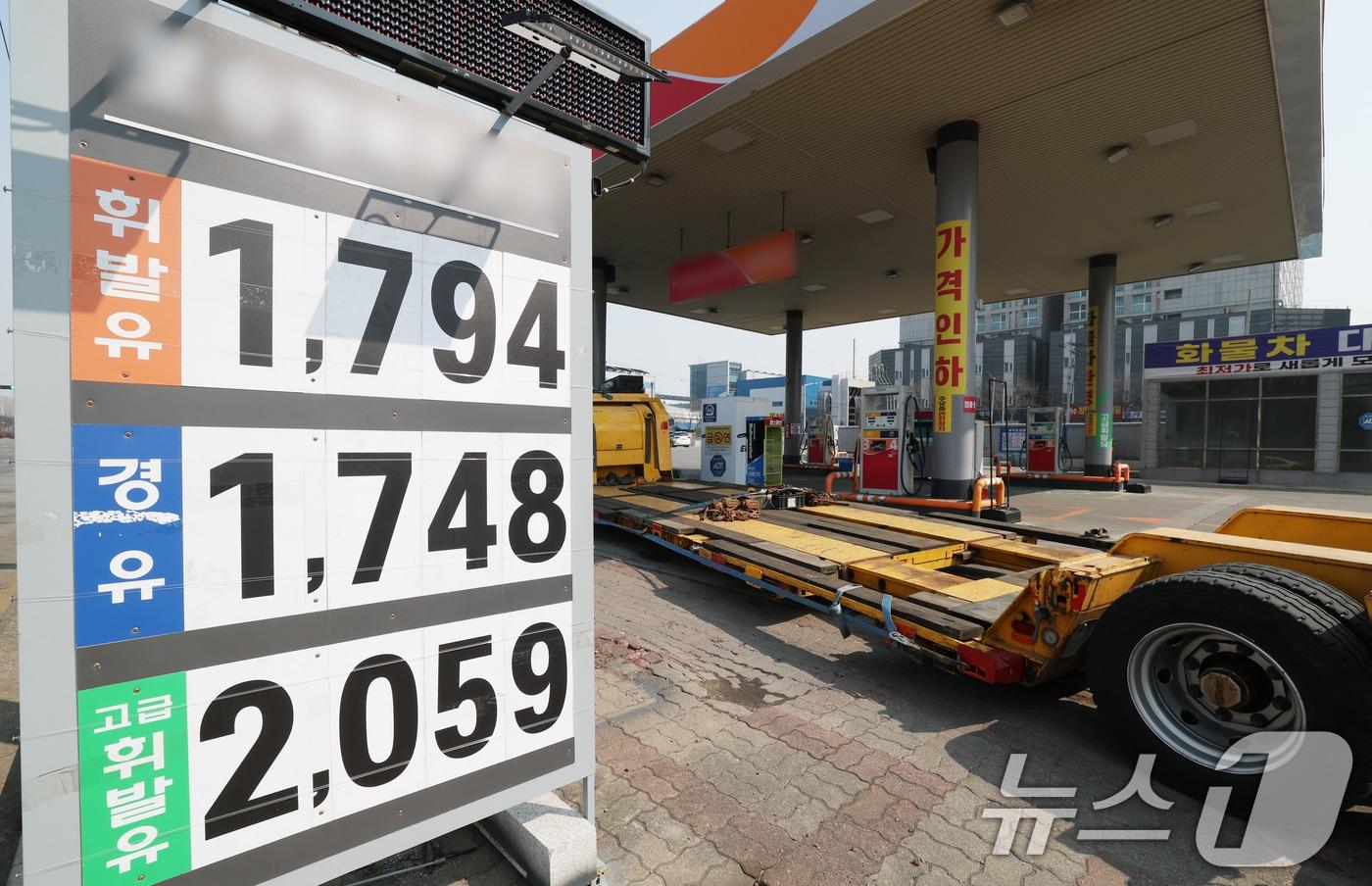 본문 이미지 - 경기 평택시 포승읍 평택항 인근 주유소에서 화물차가 주유를 하고 있다. 2026.3.12 ⓒ 뉴스1 김영운 기자