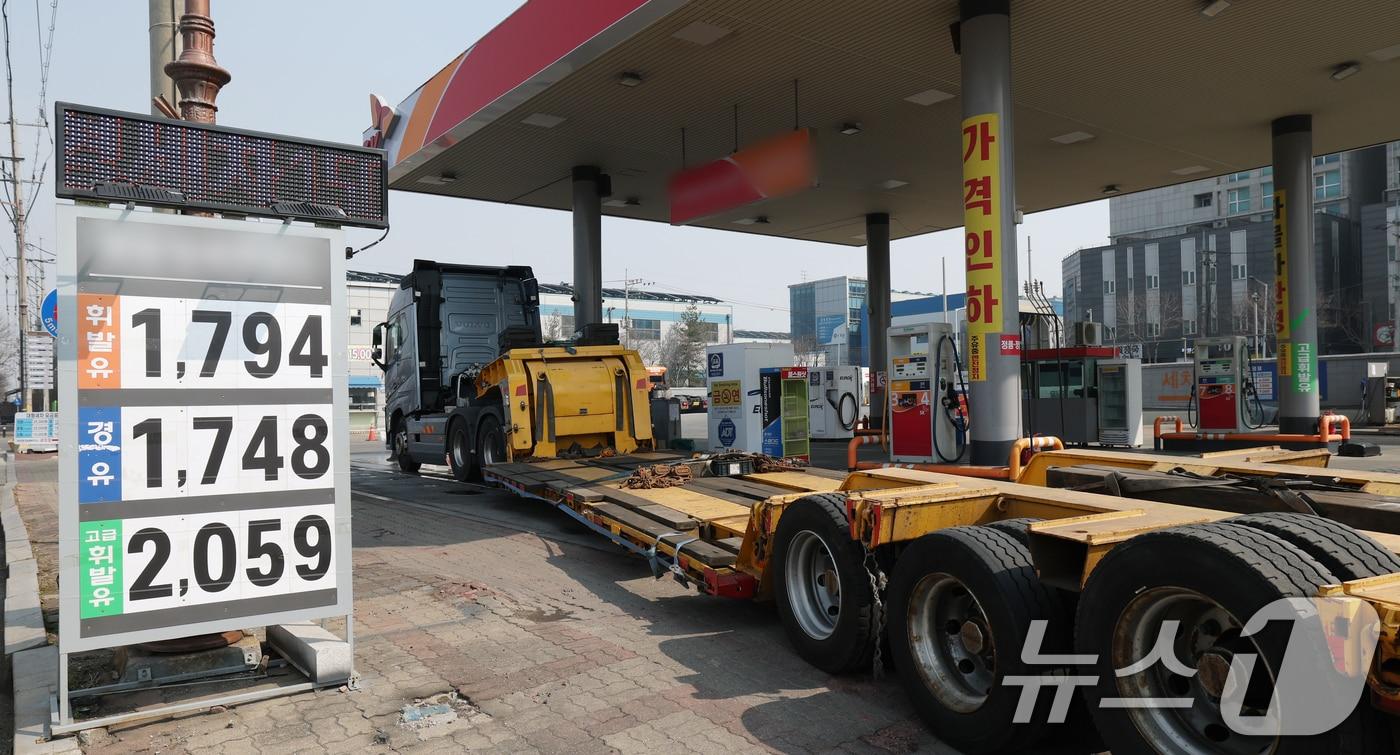 본문 이미지 - 12일 경기 평택시 포승읍 평택항 인근 주유소에서 화물차가 주유를 하고 있다. 2026.3.12 ⓒ 뉴스1 김영운 기자