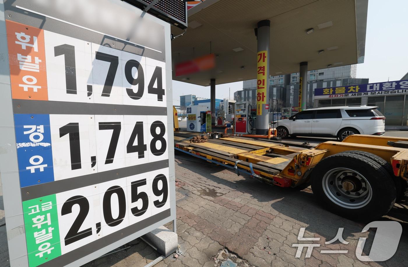 본문 이미지 - 미국과 이란 전쟁 여파로 유가가 급등하자 정부가 고유가로 인한 물류 업계의 유류비 부담을 줄이기 위해 2월 만료된 경유 유가연동보조금 지급 기간을 4월까지 연장한다. 사진은 12일 경기 평택시 포승읍 평택항 인근 주유소에서 화물차가 주유를 하고 있다. 2026.3.12 ⓒ 뉴스1 김영운 기자