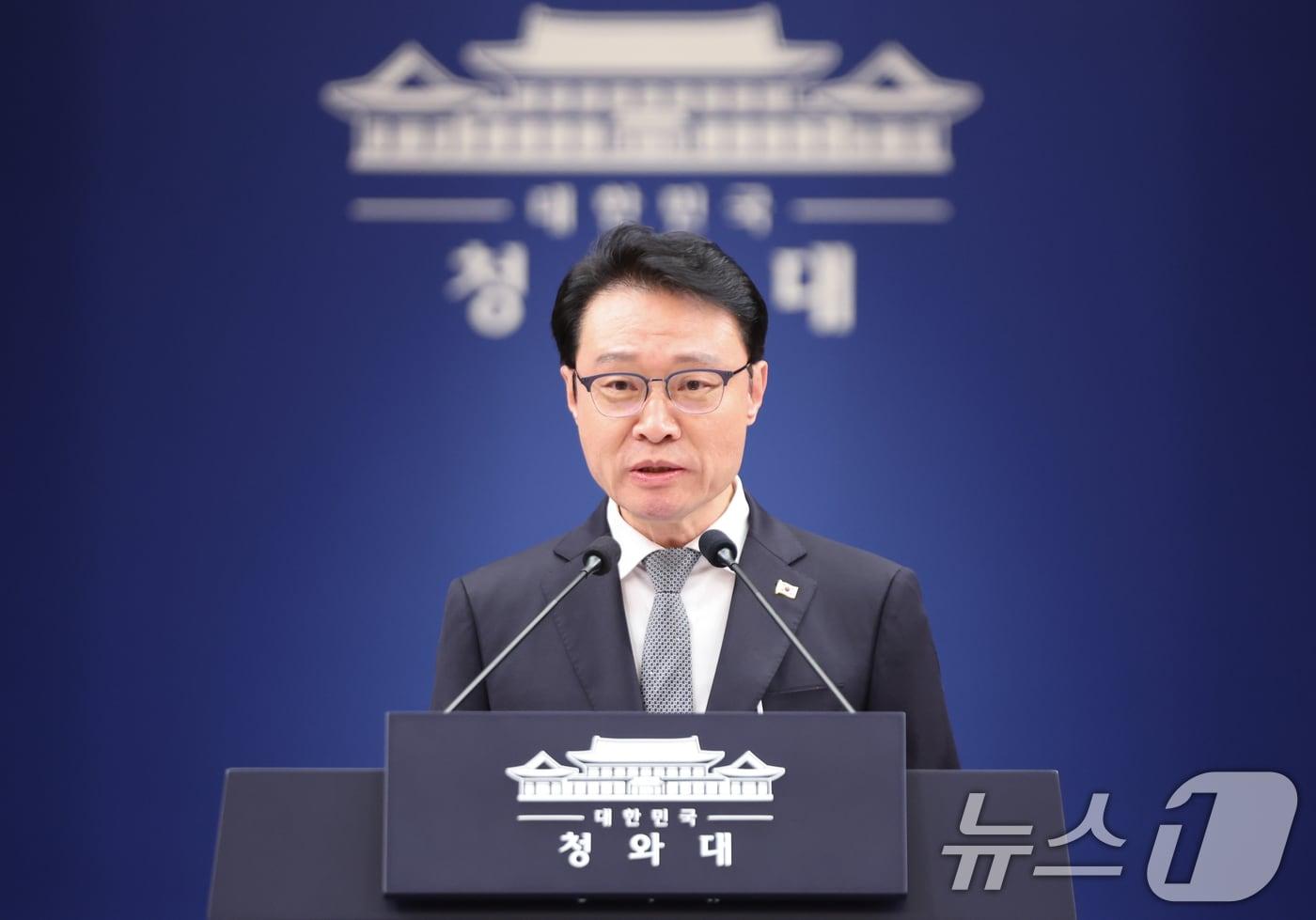 본문 이미지 - 이규연 홍보소통수석이 12일 청와대 춘추관에서 12·29 여객기 참사 관련 브리핑을 하고 있다. 2026.3.12 ⓒ 뉴스1 허경 기자