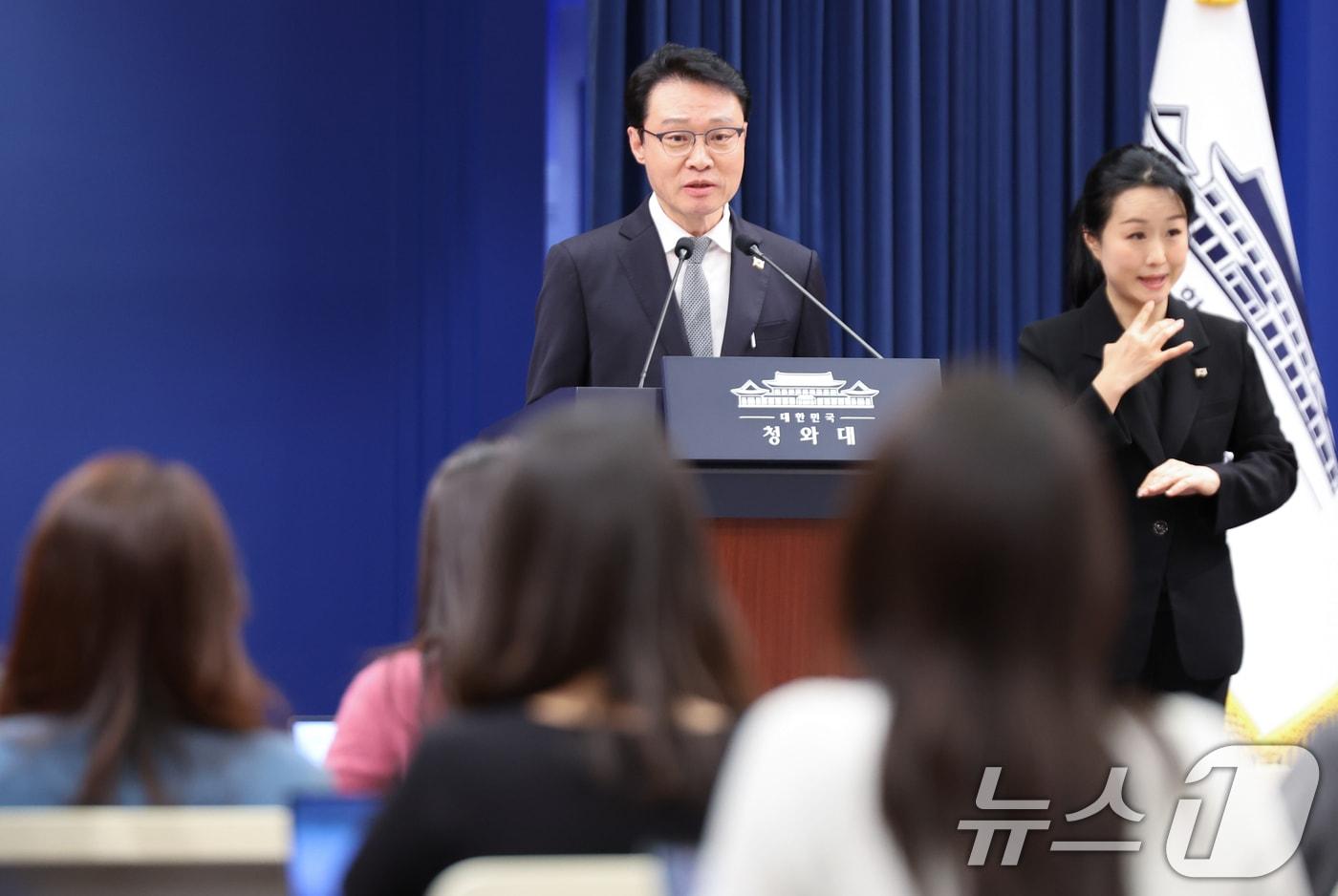 본문 이미지 - 이규연 홍보소통수석이 12일 청와대 춘추관에서 12·29 여객기 참사 관련 브리핑을 하고 있다. 2026.3.12 ⓒ 뉴스1 허경 기자