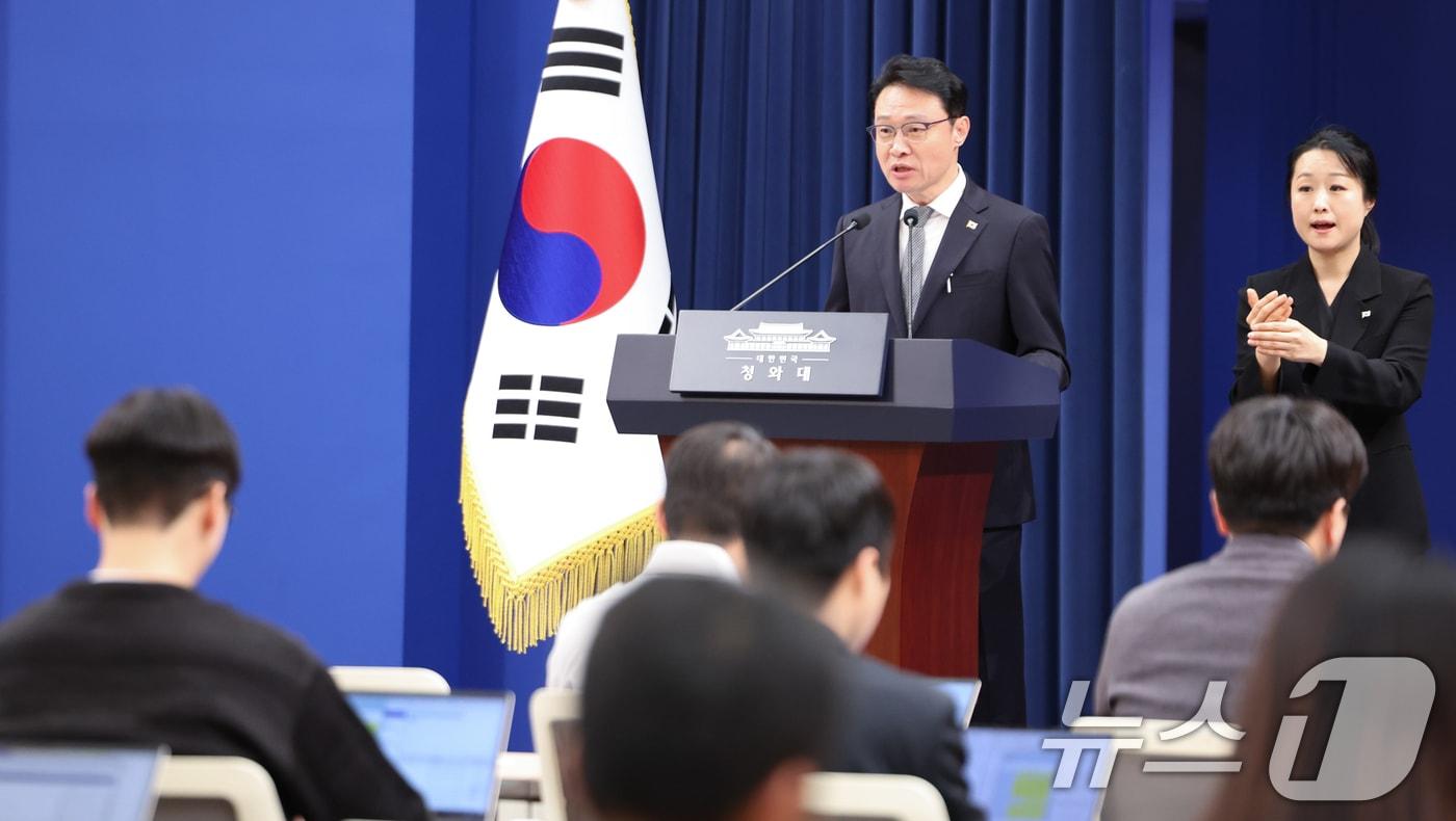 본문 이미지 - 이규연 홍보소통수석이 12일 청와대 춘추관에서 12·29 여객기 참사 관련 브리핑을 하고 있다. 2026.3.12 ⓒ 뉴스1 허경 기자