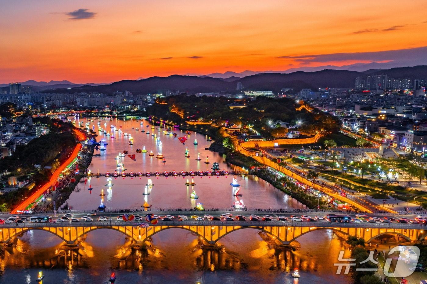 본문 이미지 - 진주남강유등축제 전경(진주시 제공. 재판매 및 DB금지).