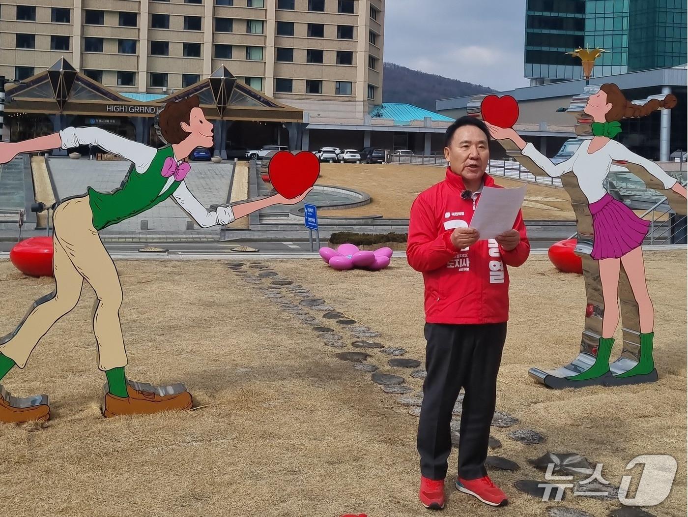 본문 이미지 - 염동열 국민의힘 강원특별자치도지사 예비후보가 12일 강원랜드 하이원 그랜드호텔 앞에서 기자회견을 열고 청년 관련 정책을 발표하고 있다.(염동열 측 제공. 재판매 및 DB금지)/뉴스1