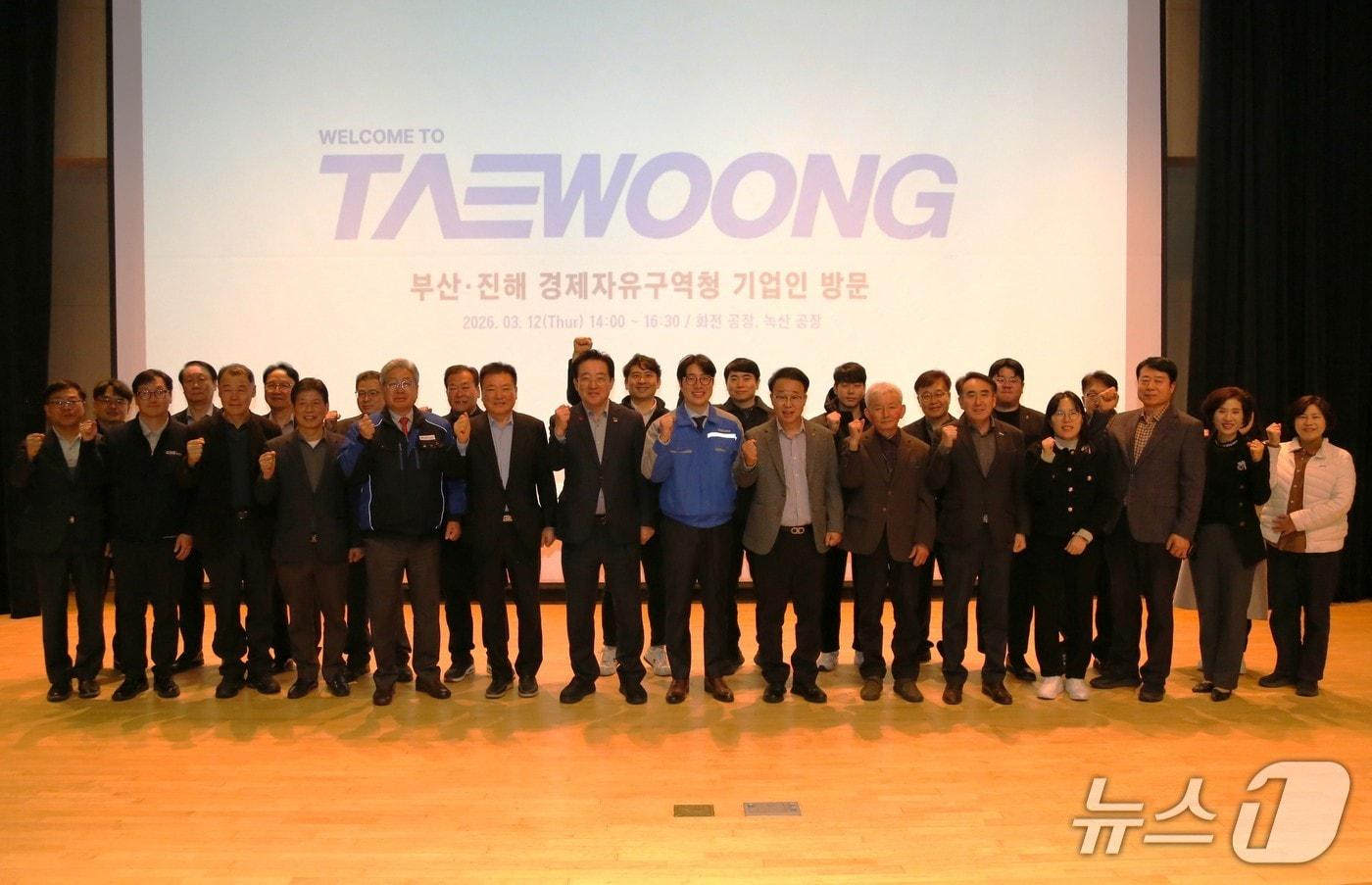 본문 이미지 - 12일 글로벌 철강기업 태웅에서 열린 기업현장투어에 참석한 입주기업 대표들이 기념촬영을 하는 모습 (경자청 제공. 재판매 및 DB금지)