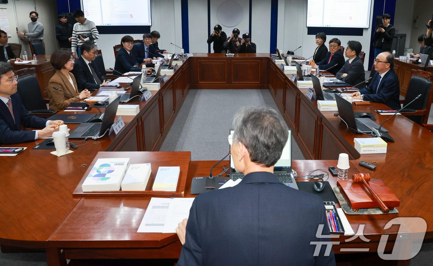 본문 이미지 - 12일 오후 서울 양천구 방송미디어통신심의위원회에서 열린 2026년 제1차 방미심위 정기 회의에서 고광헌 상임위원 등 위원들이 착석하고 있다. 2026.3.12 ⓒ 뉴스1 안은나 기자