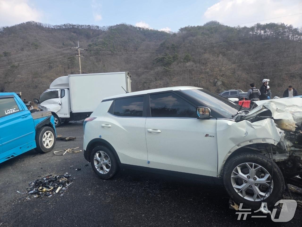 본문 이미지 - 12일 오후 1시 40분쯤 충북 영동군 용산면 율리 국도에서 3중 충돌 사고가 났다.  (영동소방서 제공. 재판매 및 DB금지)
