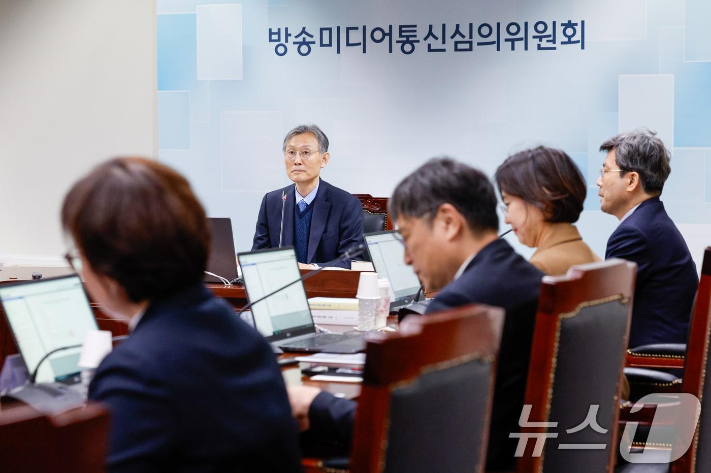 본문 이미지 - 12일 오후 서울 양천구 방송미디어통신심의위원회에서 열린 2026년 제1차 방미심위 정기 회의에서 고광헌 등 상임위원 9인이 자리하고 있다. 방미심위가 9인 체제를 완성해 회의를 한 것은 지난해 4월 이후 1년 여 만이다. 방미심위 심의를 기다리는 안건은 20만 건에 달한다. 2026.3.12 ⓒ 뉴스1 안은나 기자