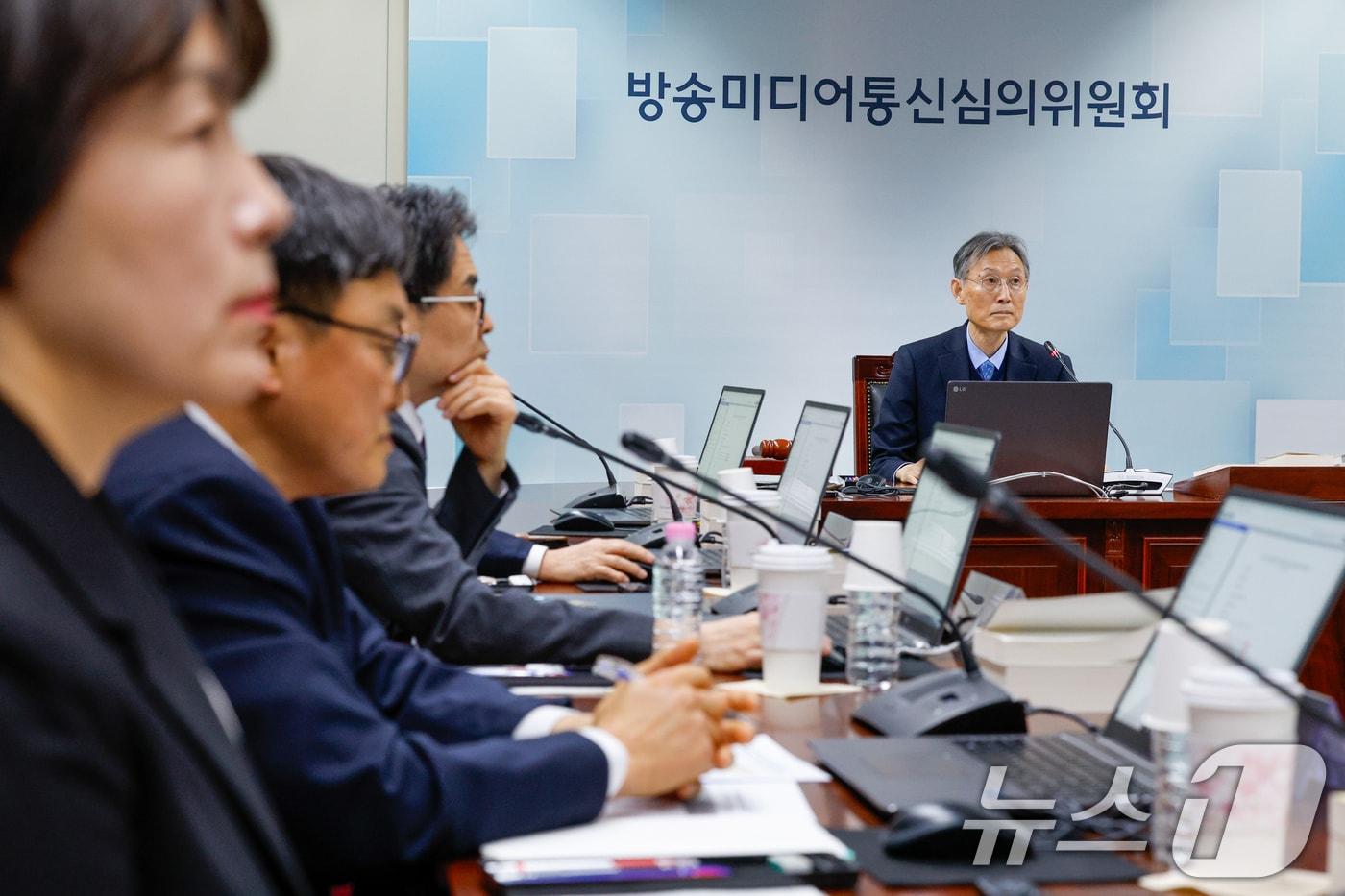 본문 이미지 - 12일 오후 서울 양천구 방송미디어통신심의위원회에서 열린 2026년 제1차 방미심위 정기 회의에서 고광헌, 김우석 등 상임위원 9인이 자리하고 있다. 방미심위가 9인 체제를 완성해 회의를 한 것은 지난해 4월 이후 1년 여 만이다. 방미심위 심의를 기다리는 안건은 20만 건에 달한다. 2026.3.12 ⓒ 뉴스1 안은나 기자