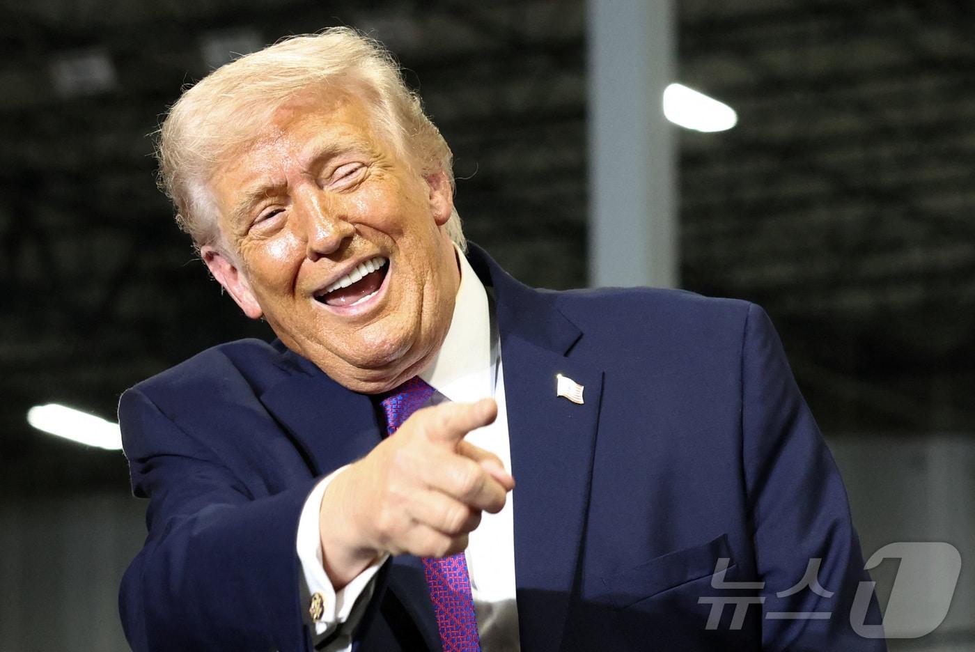 본문 이미지 - 도널드 트럼프 미국 대통령이 11일(현지시간) 켄터키주 헤브론에 위치한 버스트 로지스틱스를 방문하며 손짓을 하고 있다. 2026.3.11 ⓒ 로이터=뉴스1