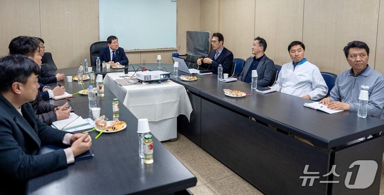 본문 이미지 - 이재영 충북 증평군수가 12일 도안테크노밸리에 있는 ㈜신라명과 증평사업장을 방문했다.(증평군 제공. 재판매 및 DB금지)