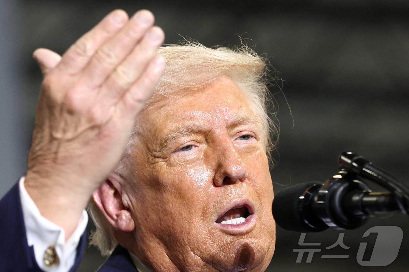본문 이미지 - 도널드 트럼프 미국 대통령이 11일(현지시간) 켄터키주 헤브론에 위치한 버스트 로지스틱스를 방문해 연설하고 있다. 2026.3.11 ⓒ 로이터=뉴스1