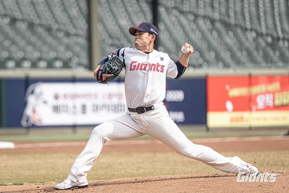 본문 이미지 - 롯데 자이언츠 투수 김진욱이 12일 부산 사직구장에서 열린 KT 위즈와 프로야구 시범경기에 선발 등판해 역투하고 있다. (롯데 자이언츠 제공)