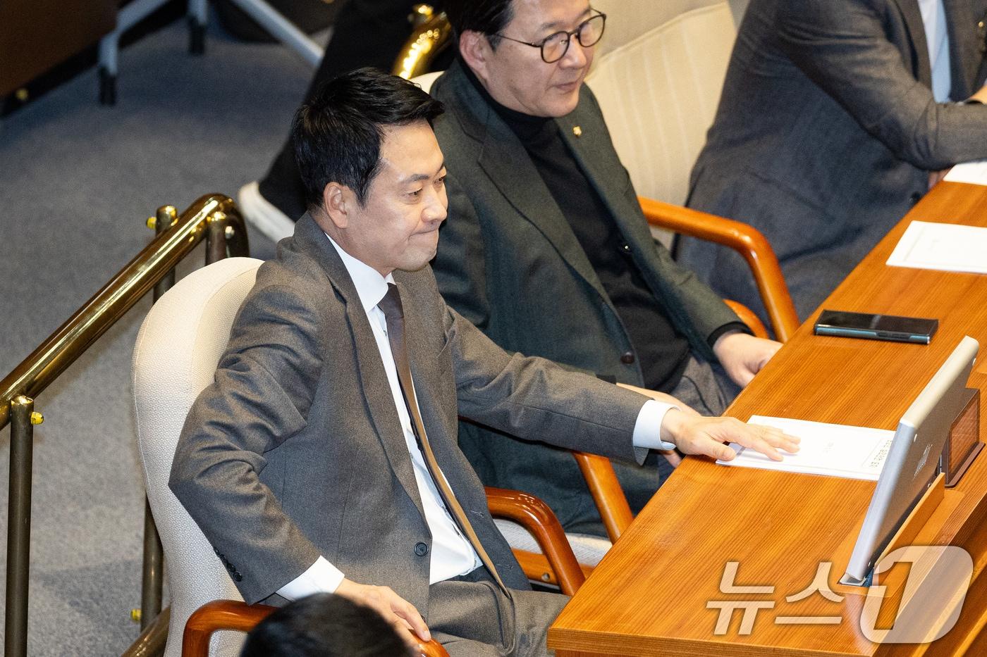 본문 이미지 - 장동혁 국민의힘 대표가 12일 서울 여의도 국회에서 열린 제433회 국회(임시회) 제1차 본회의에서 굳은 표정으로 생각에 잠겨 있다. 2026.3.12 ⓒ 뉴스1 유승관 기자