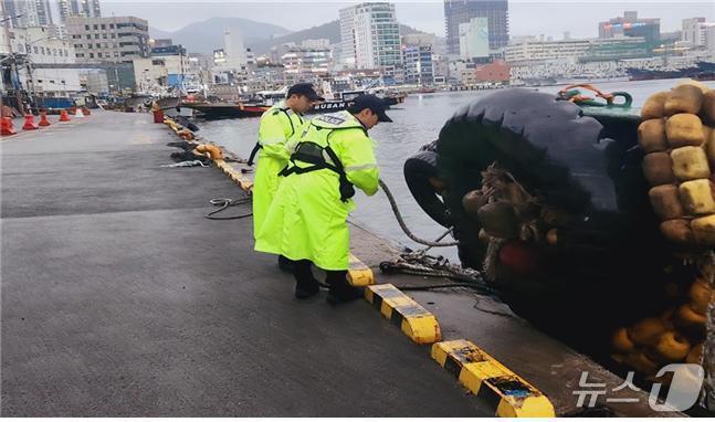 본문 이미지 - 기상악화에 따른 안전사고 예방을 위해 정박된 선박의 훗줄을 보강하는 모습 (해경 제공. 재판매 및 DB금지)