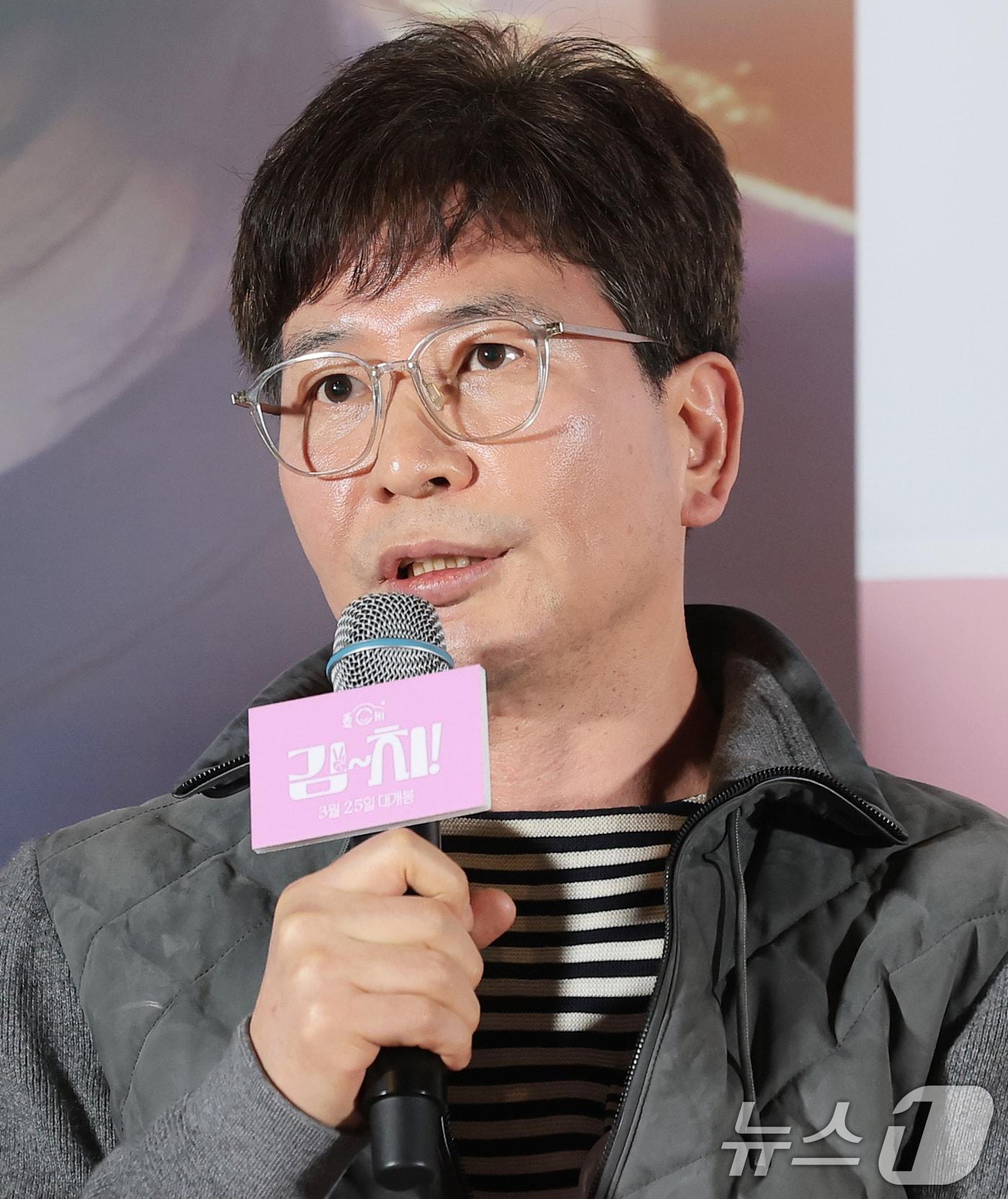 본문 이미지 - 박철현 감독이 2일 오후 서울 용산구 CGV 용산아이파크몰에서 열린 영화 ‘김~치!’ 언론시사회에서 인사말을 하고 있다. ‘김~치!’는 인생의 초점을 잃어버린 ‘민경’이 매일 아침 집앞에 앉아서 죽은 손녀를 향해 손흔드는 할아버지 ‘덕구’를 카메라에 담으며, 서로의 빈 시간을 채워가는 따뜻한 힐링 드라마다. 2026.3.12 ⓒ 뉴스1 권현진 기자