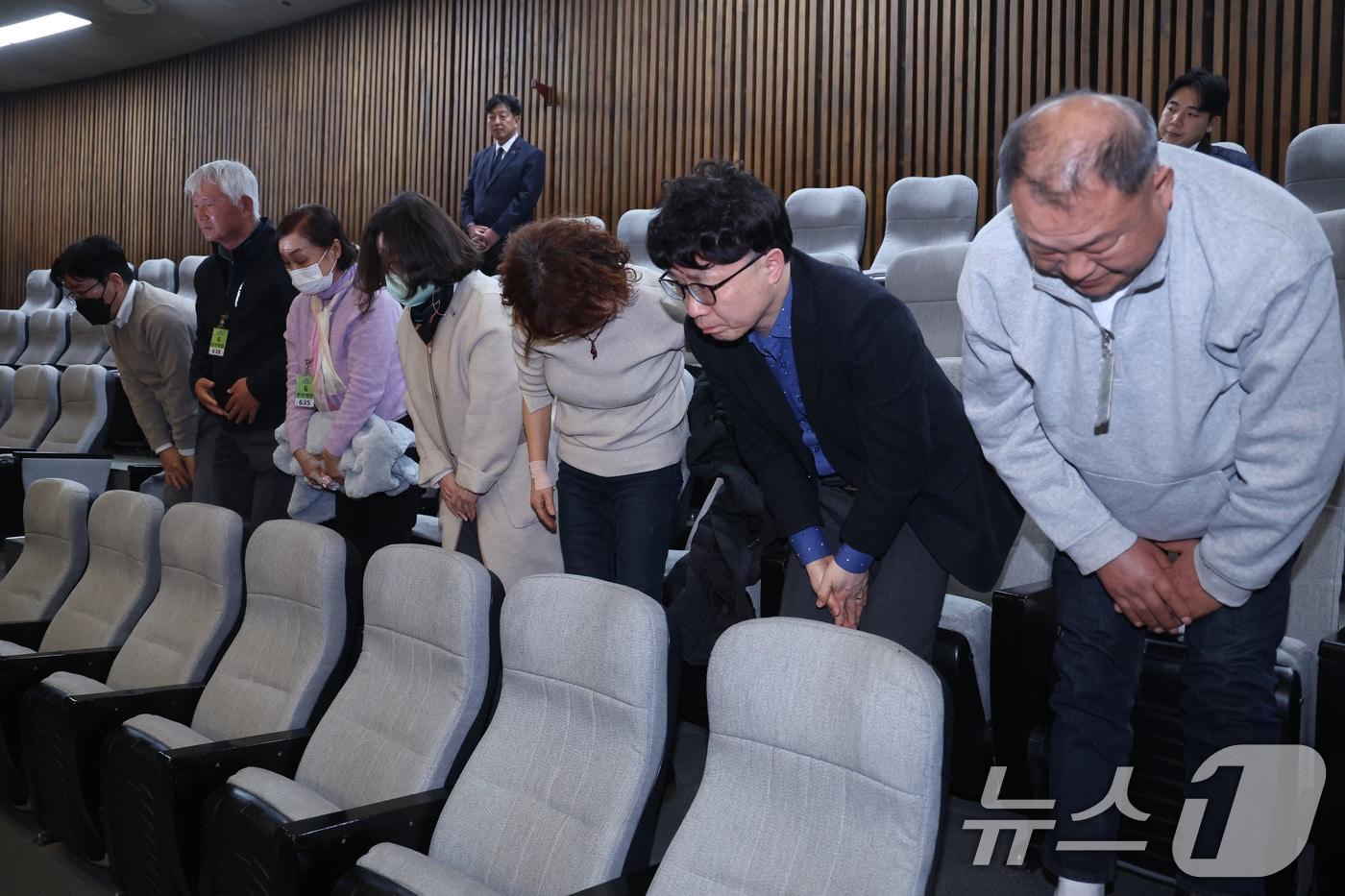 본문 이미지 - 12일 서울 여의도 국회에서 열린 제433회국회(임시회) 제1차 본회의에서 가습기살균제 피해구제를 위한 특별법 전부개정법률안(대안)이 통과되자 유가족들이 인사하고 있다. 2026.3.12 ⓒ 뉴스1 신웅수 기자