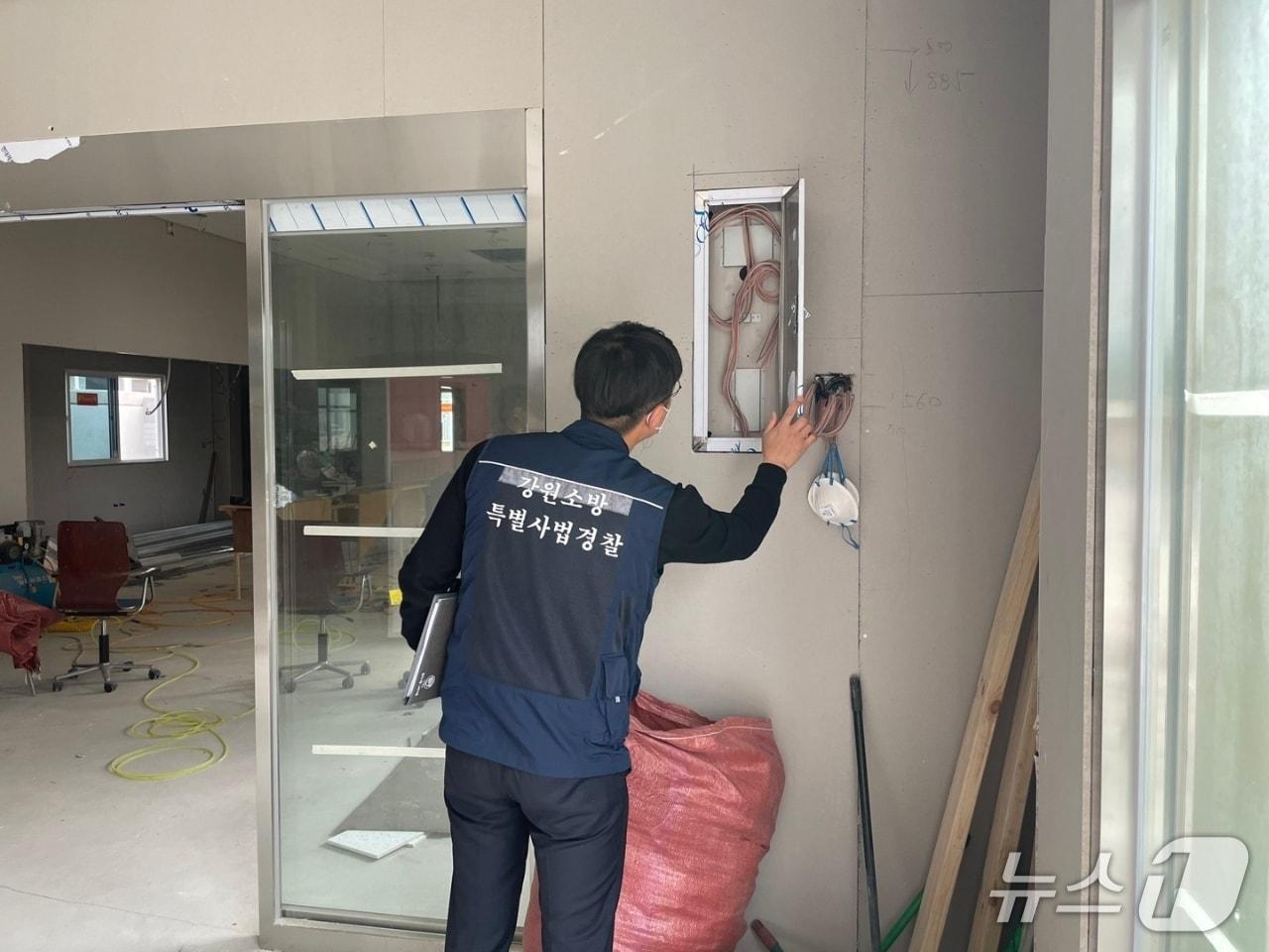 본문 이미지 - 강원특별자치도 소방본부의 화재안전조사 현장.(도소방본부 제공, 재판매 및 DB금지)