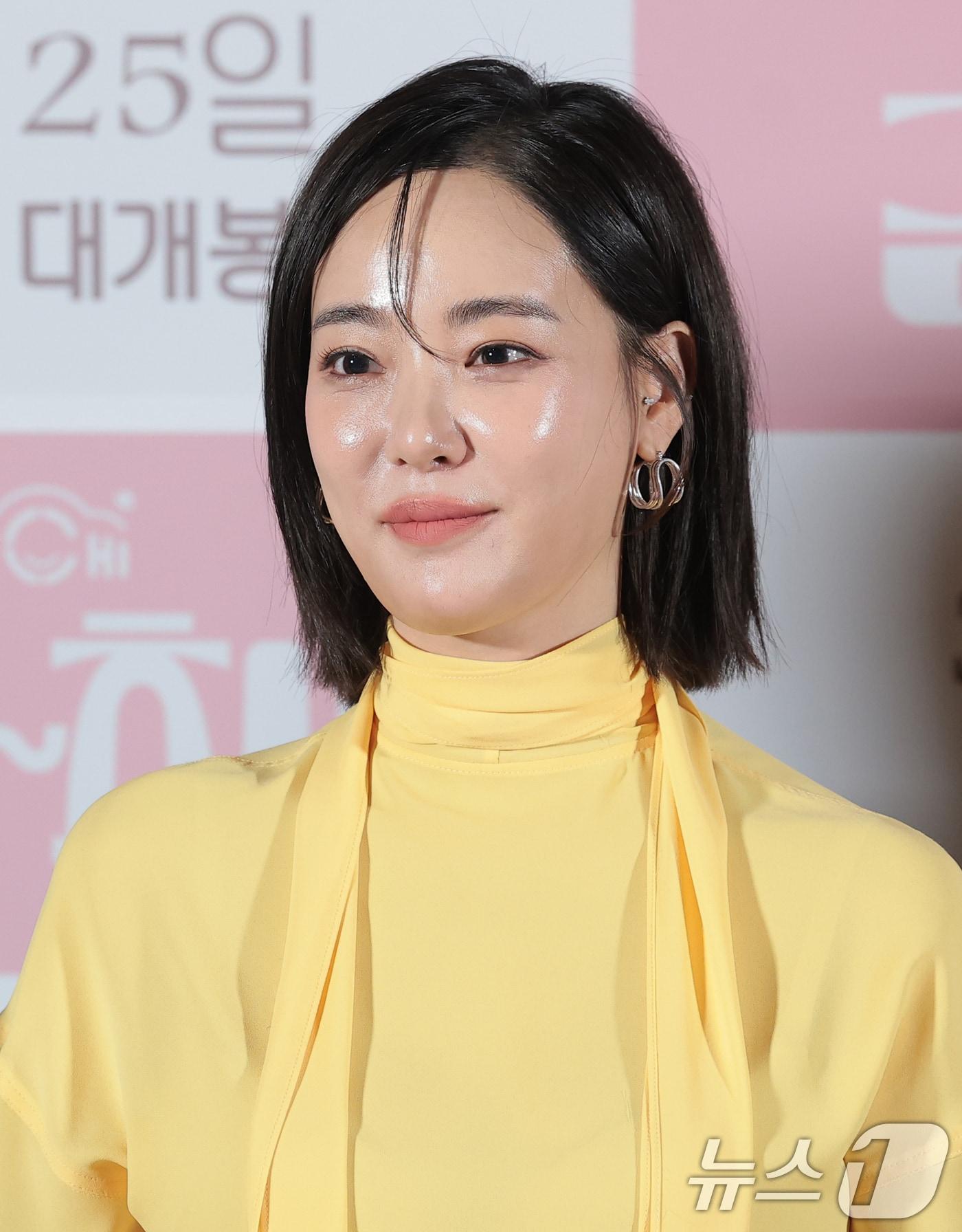 본문 이미지 - 배우 이주연이 12일 오후 서울 용산구 CGV 용산아이파크몰에서 열린 영화 ‘김~치!’ 언론시사회에서 은은한 미소를 짓고 있다. ‘김~치!’는 인생의 초점을 잃어버린 ‘민경’이 매일 아침 집앞에 앉아서 죽은 손녀를 향해 손흔드는 할아버지 ‘덕구’를 카메라에 담으며, 서로의 빈 시간을 채워가는 따뜻한 힐링 드라마다. 2026.3.12 ⓒ 뉴스1 권현진 기자