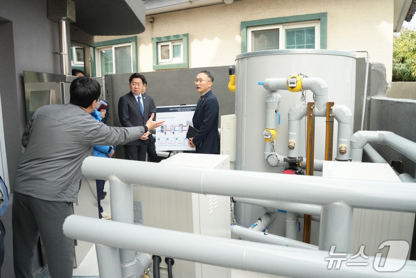 본문 이미지 - 오영훈 제주지사가 12일 제로에너지 주택 그린리모델링 사업 현장에서 히트펌프에 대한 설명을 듣고 있다.(제주도 제공. 재판매 및 DB 금지)/뉴스1