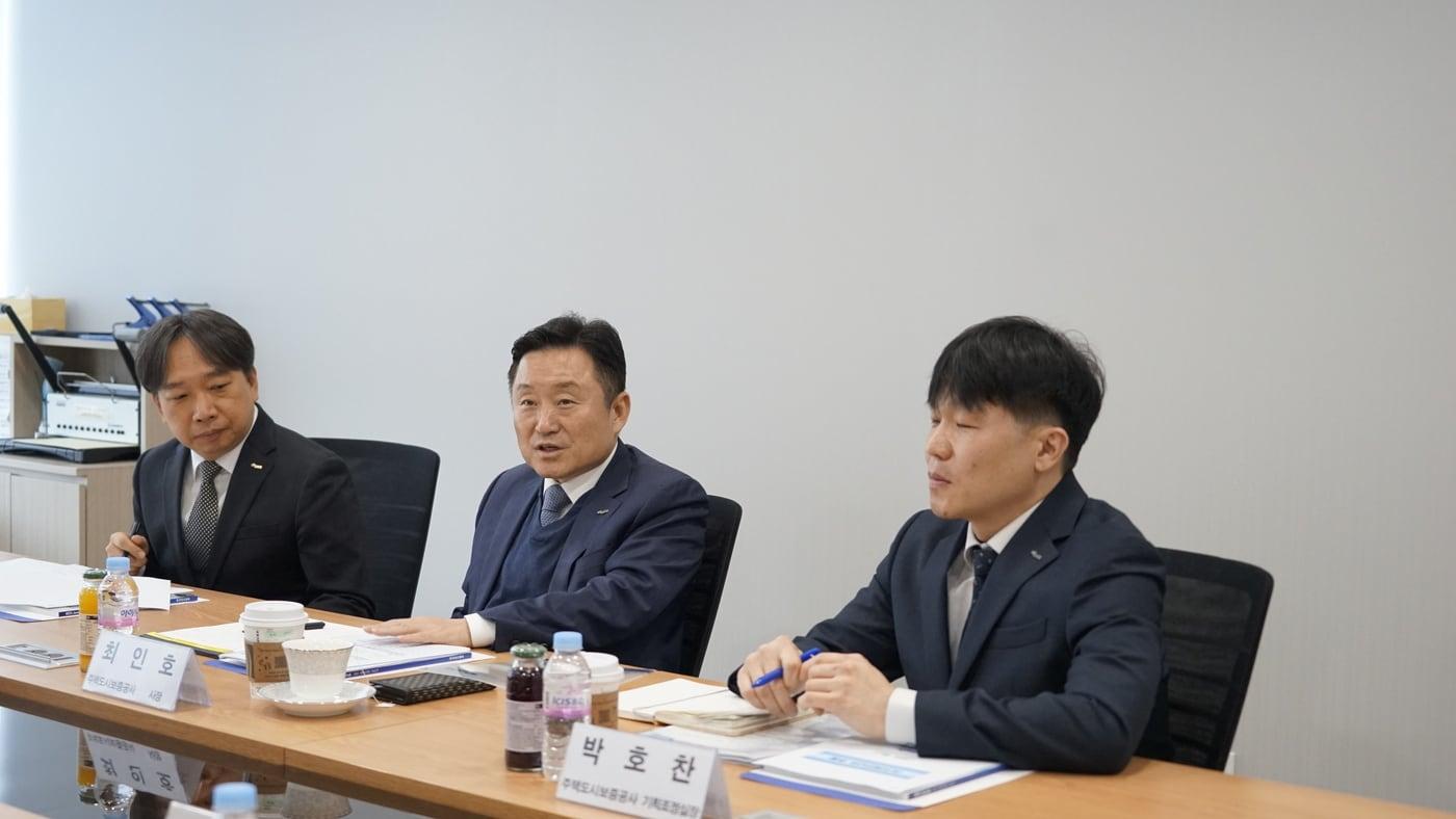 본문 이미지 - 최인호 HUG 사장(가운데)이 12일 개최된 리츠협회와의 간담회에서 발언하고 있다.(HUG 제공) / 뉴스1 ⓒ News1