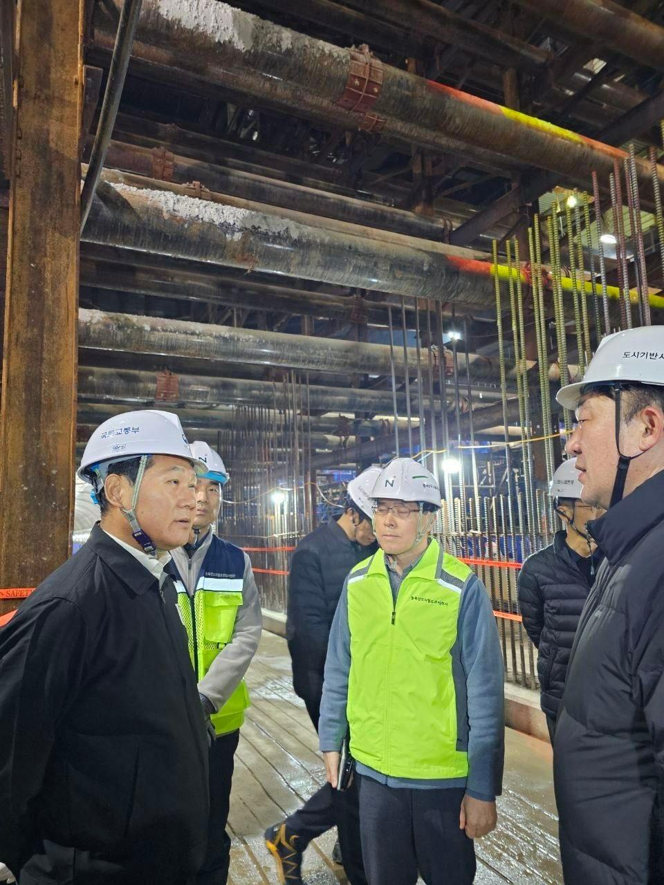 본문 이미지 - 김용석 국토교통부 대도시권광역교통위원회 위원장(왼쪽)이 12일 오후 서울 동북선 경전철 건설현장을 찾아 공정 상황을 점검하고 있다(대도시권광역교통위원회 제공).ⓒ 뉴스1
