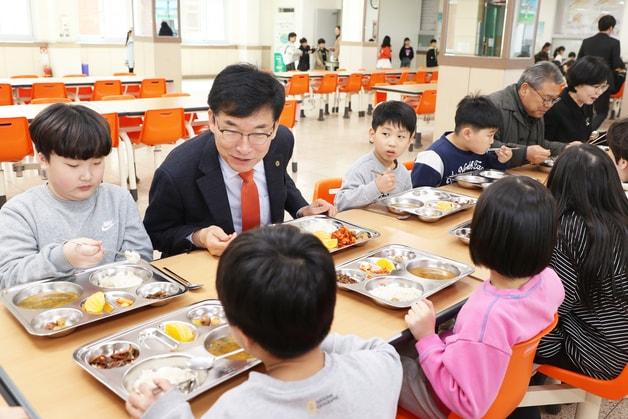 본문 이미지 - 윤건영 충북교육감이 12일 청주 새터초등학교를 찾아 학생들과 함께 급식을 먹으며 이야기하고 있다.(충북교육청 제공. 재판매 및 DB금지)