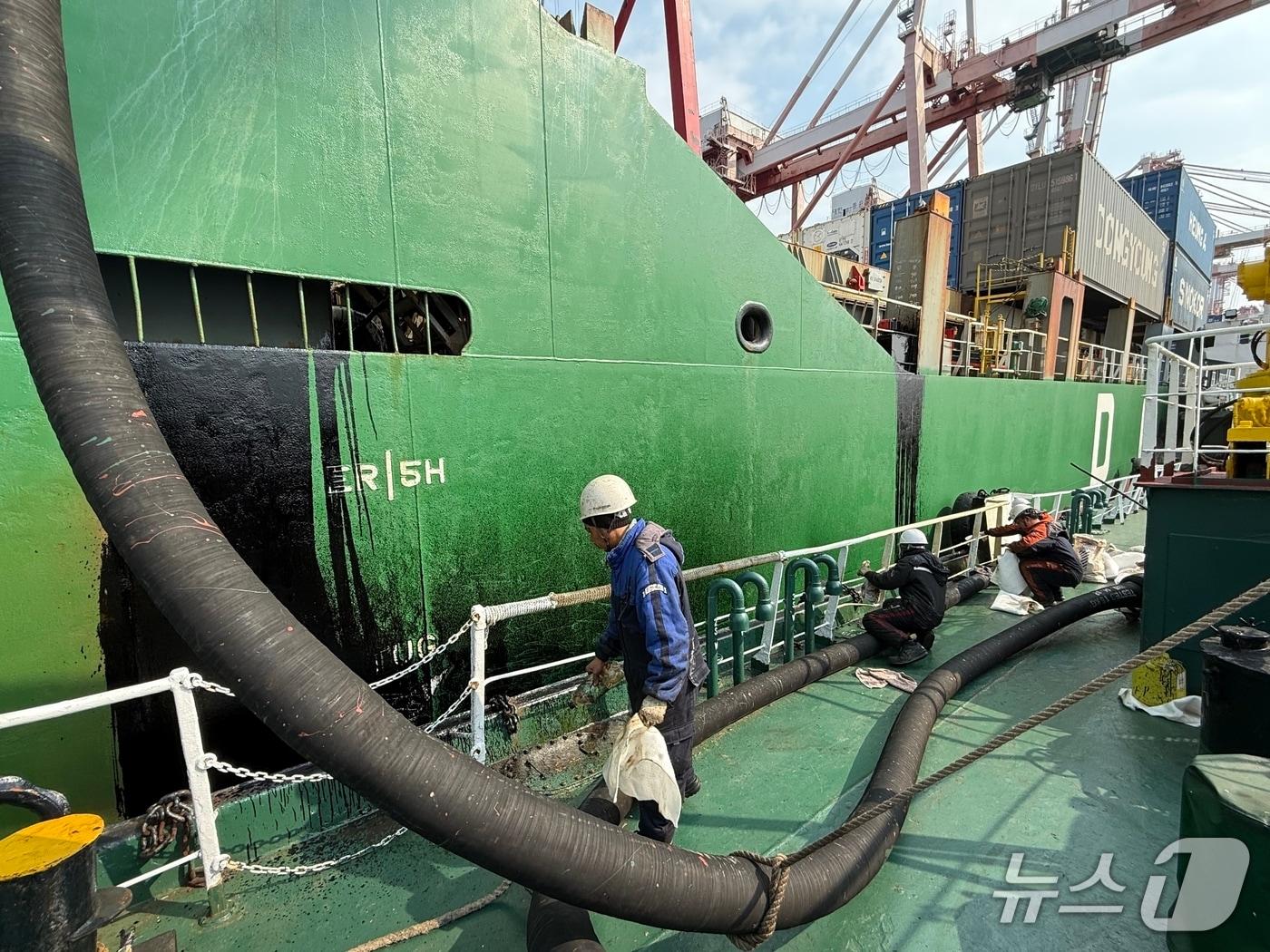 본문 이미지 - 컨테이너선 A호에 유류를 공급하던 중 바다에 기름이 넘쳐흐른 모습 (해경 제공. 재판매 및 DB금지)