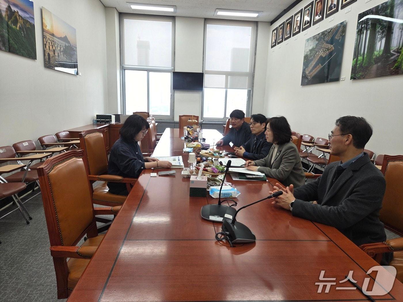 본문 이미지 - 12일 전북 진안군이 '진안형 기본소득 시범사업' 추진을 위한 국비 지원을 요청하기 위해 국회를 방문했다.(진안군제공, 재판매 및 DB금지)2026.3.12/뉴스1