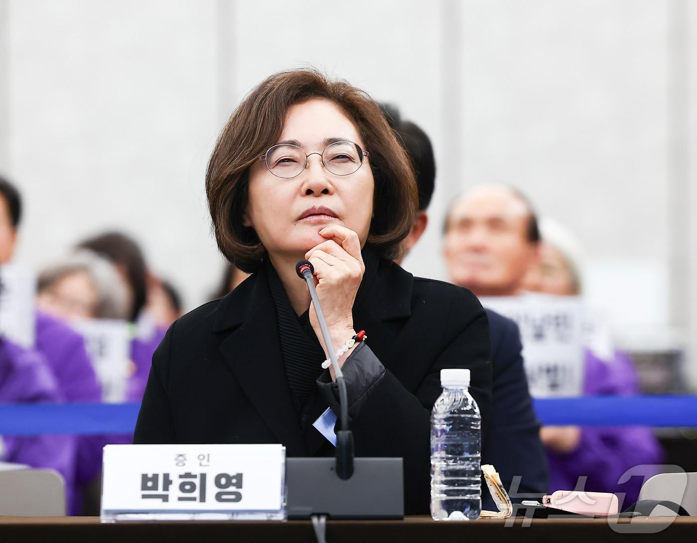 본문 이미지 - 박희영 용산구청장이 12일 오후 서울 중구 은행회관 국제회의실에서 열린 10.29 이태원참사 진상규명 청문회에서 자료를 확인하고 있다. (공동취재) 2026.3.12 ⓒ 뉴스1 최지환 기자