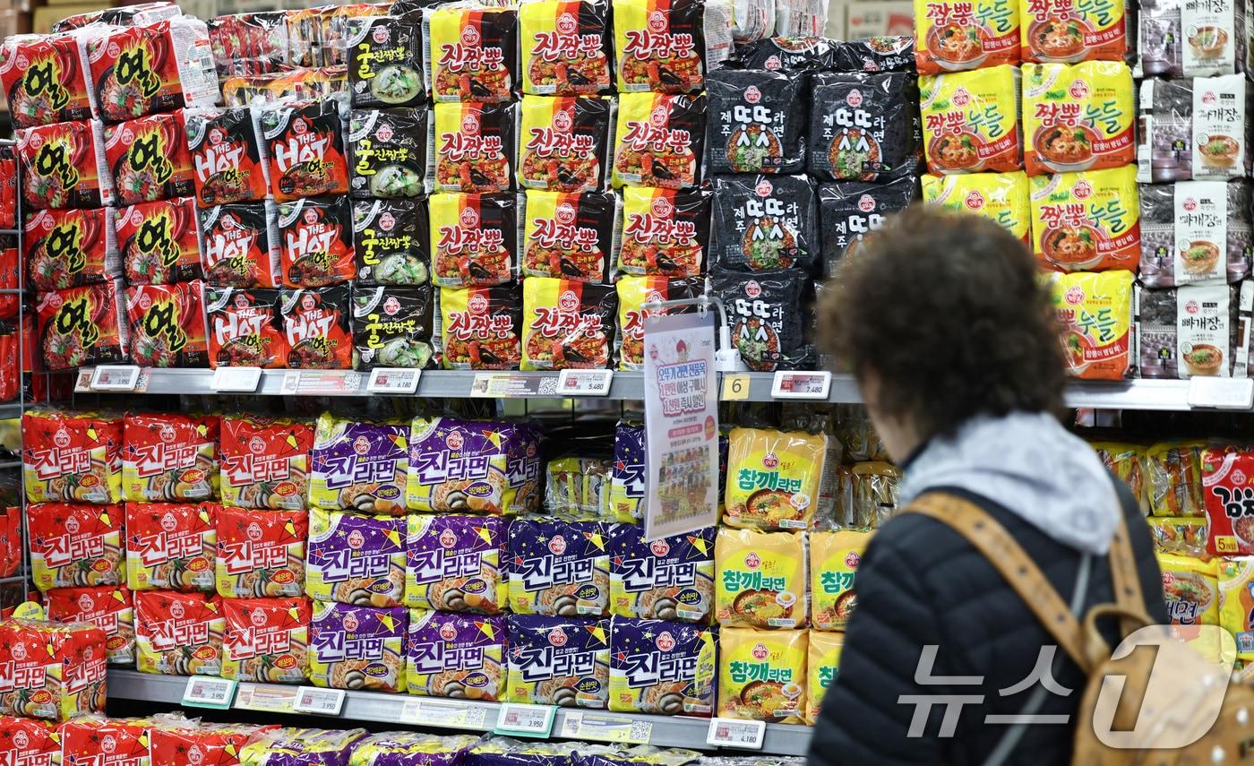 본문 이미지 - 12일 식품업계에 따르면 농심·오뚜기·삼양식품 등 라면 업계가 제품 가격 인하를 결정했다. 오뚜기는 라면 8종의 출고가를 평균 6.3%, 삼양식품은 삼양라면 오리지널 2종의 출고 가격을 평균 14.5%, 농심은 라면과 스낵 등 제품을 평균 7%를 인하한다. 사진은 12일 서울의 한 대형마트에 진열된 라면의 모습. 2026.3.12 ⓒ 뉴스1 최지환 기자