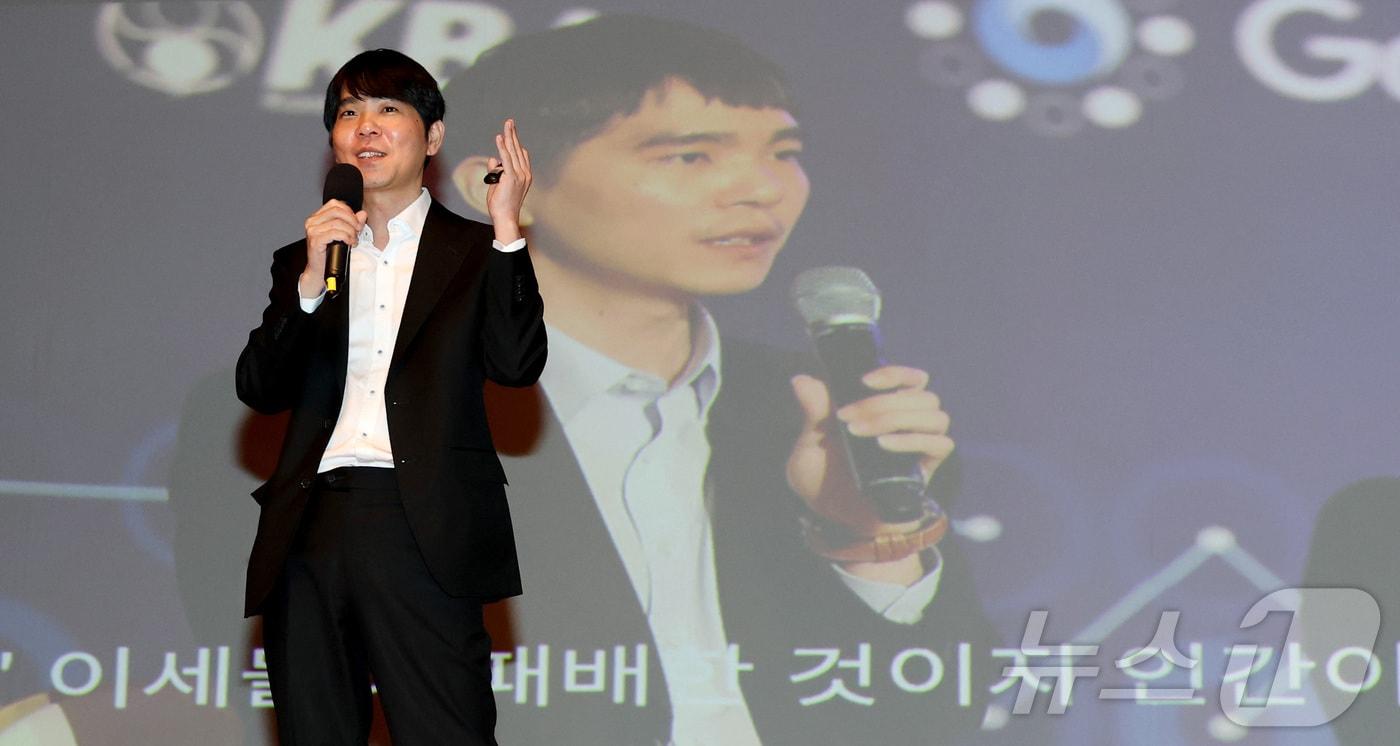 본문 이미지 - 지식재산처 초대 홍보대사로 위촉된 이세돌 (울산과학기술원(UNIST) 특임교수가 12일 오후 대전시 정부대전청사에서  특강을 하고 있다. 2026.3.12 ⓒ 뉴스1 김기남 기자