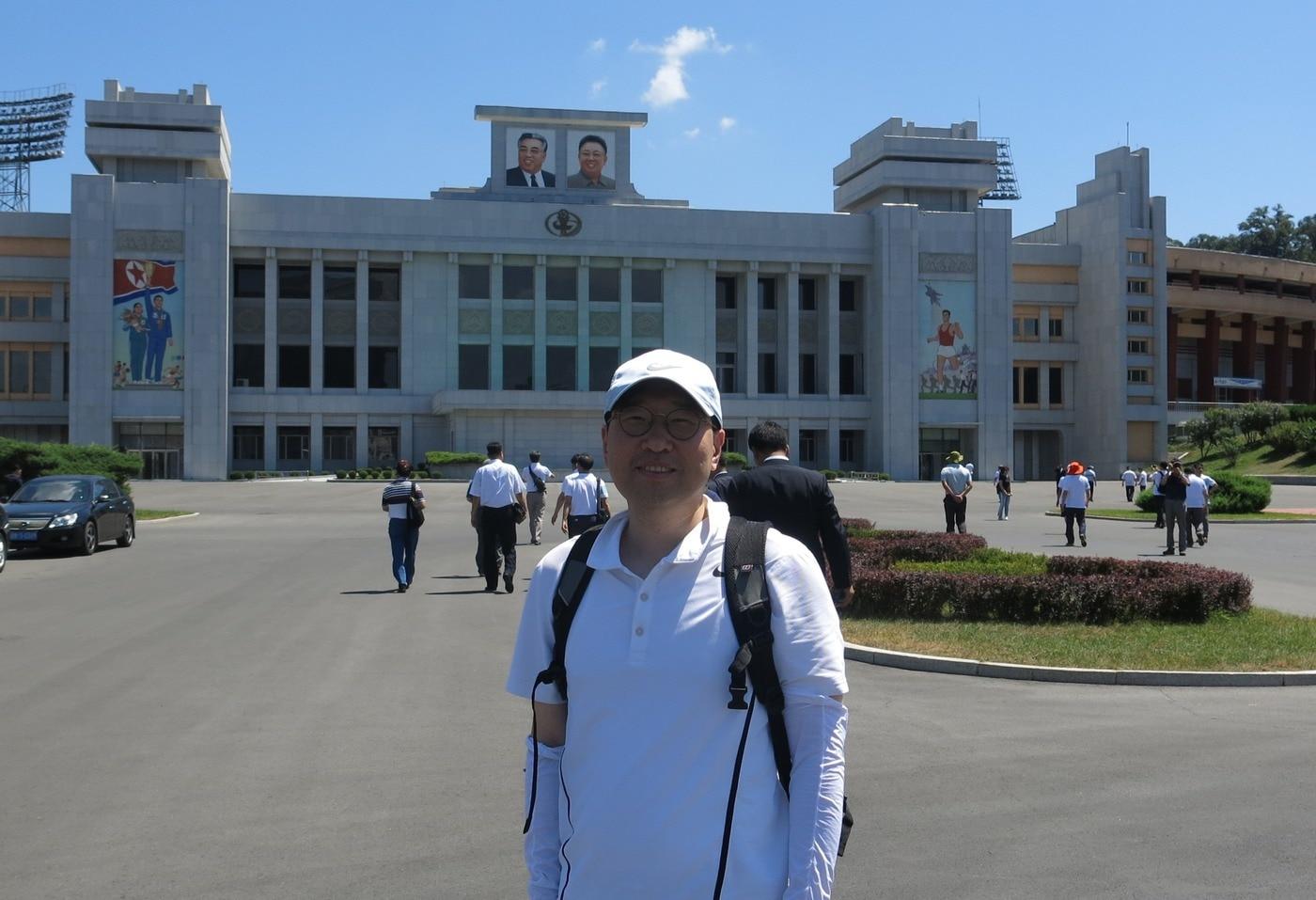 본문 이미지 - 김일성경기장을 방문한 이상현 대표.(태인제공)