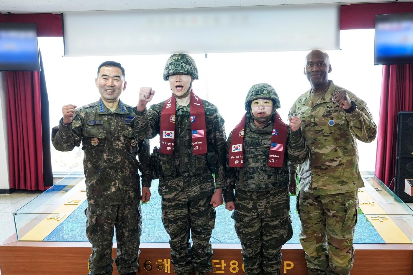 본문 이미지 - 12일 해병 6여단을 방문한 진영승 합참의장과 브런슨 연합사령관이 장병들과 기념촬영을 하고 있다.(합참 제공)