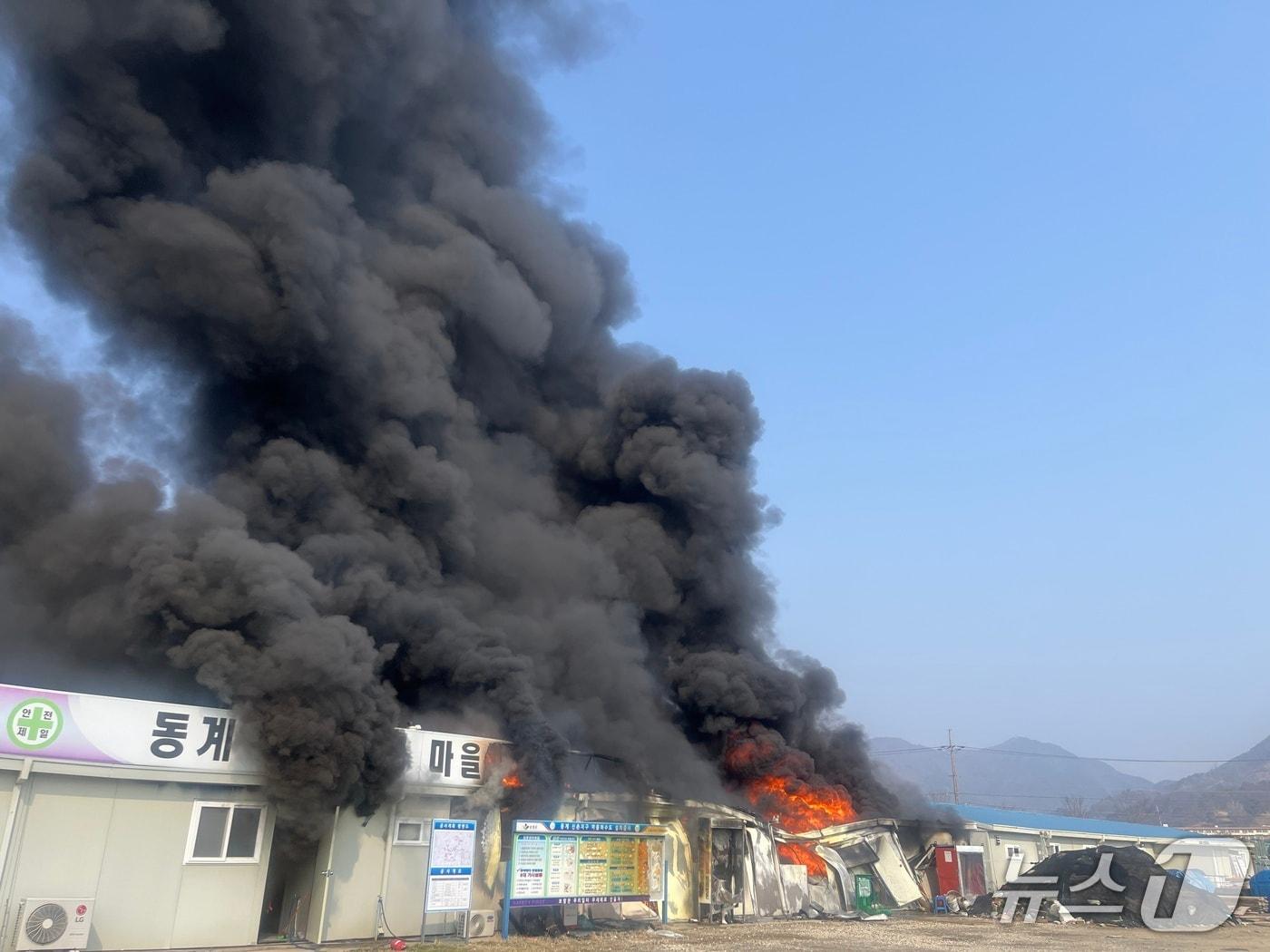 본문 이미지 - 12일 오전 10시 23분께 전북 순창군 동계면의 한 공사 현장 간이 사무소에서 불이 났다.(전북소방본부 제공. 재판매 및 DB금지)